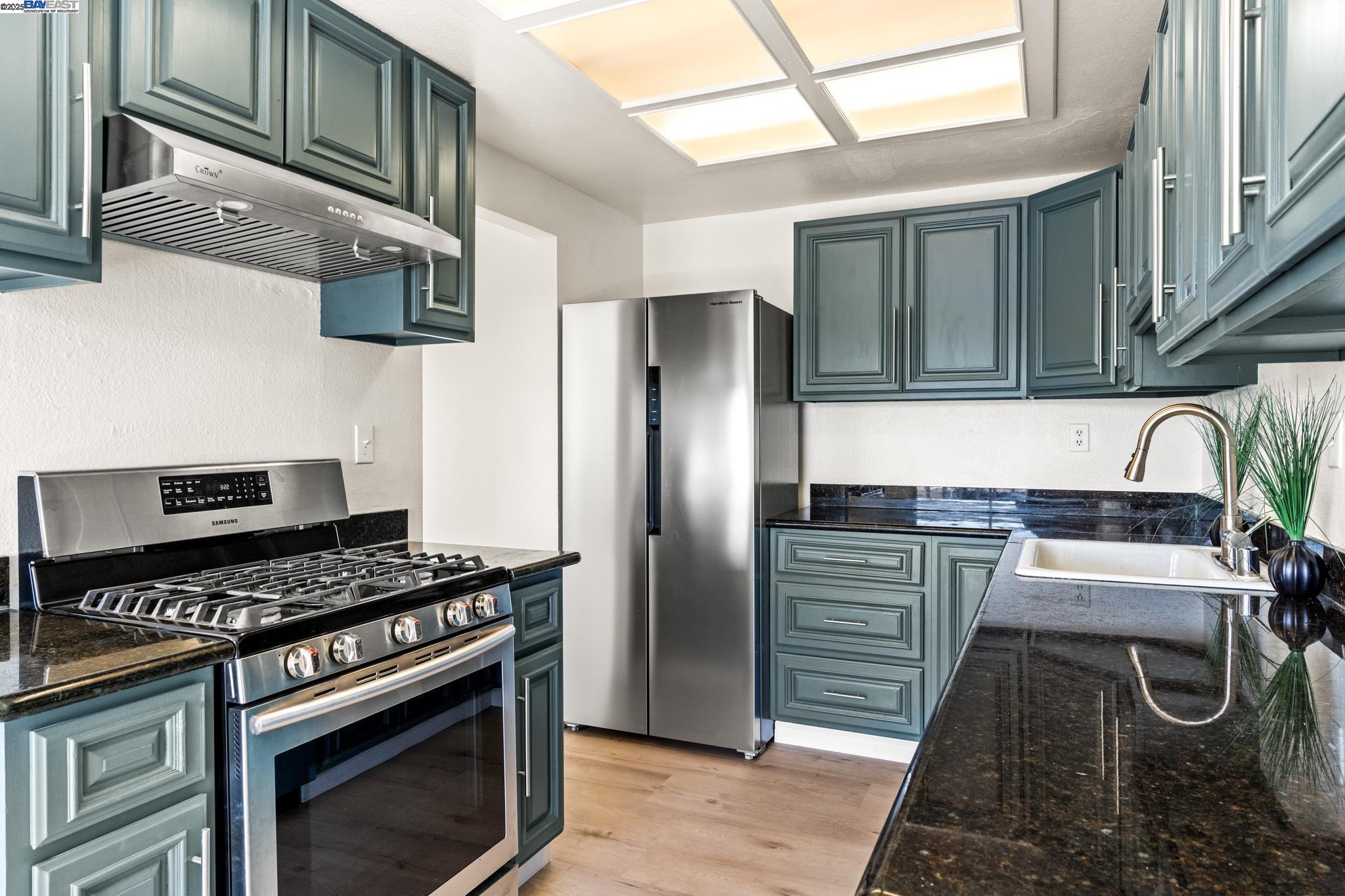 Detail Gallery Image 19 of 41 For 446 Bayview Cir, San Francisco,  CA 94124 - 3 Beds | 2/1 Baths