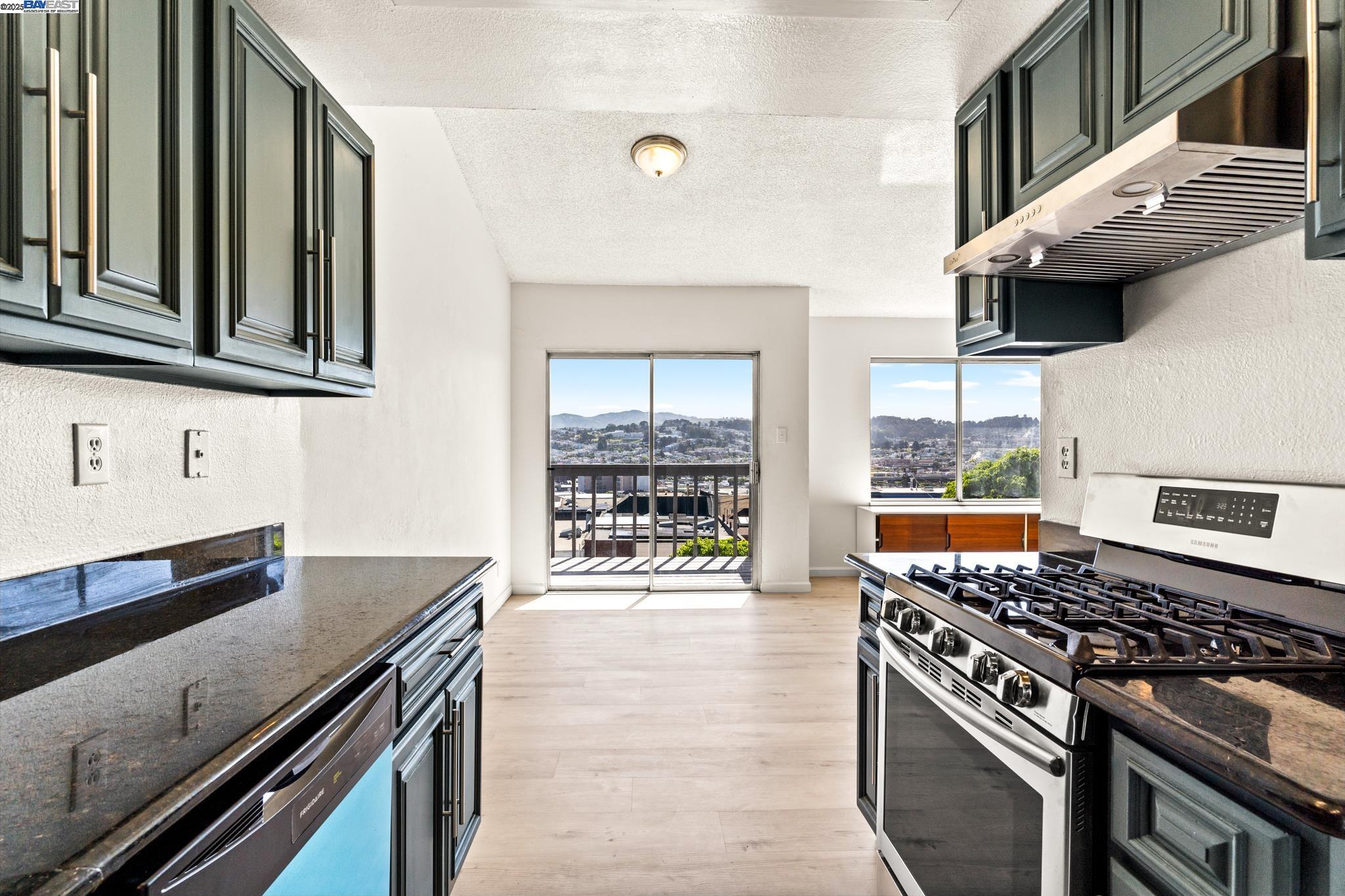 Detail Gallery Image 20 of 41 For 446 Bayview Cir, San Francisco,  CA 94124 - 3 Beds | 2/1 Baths