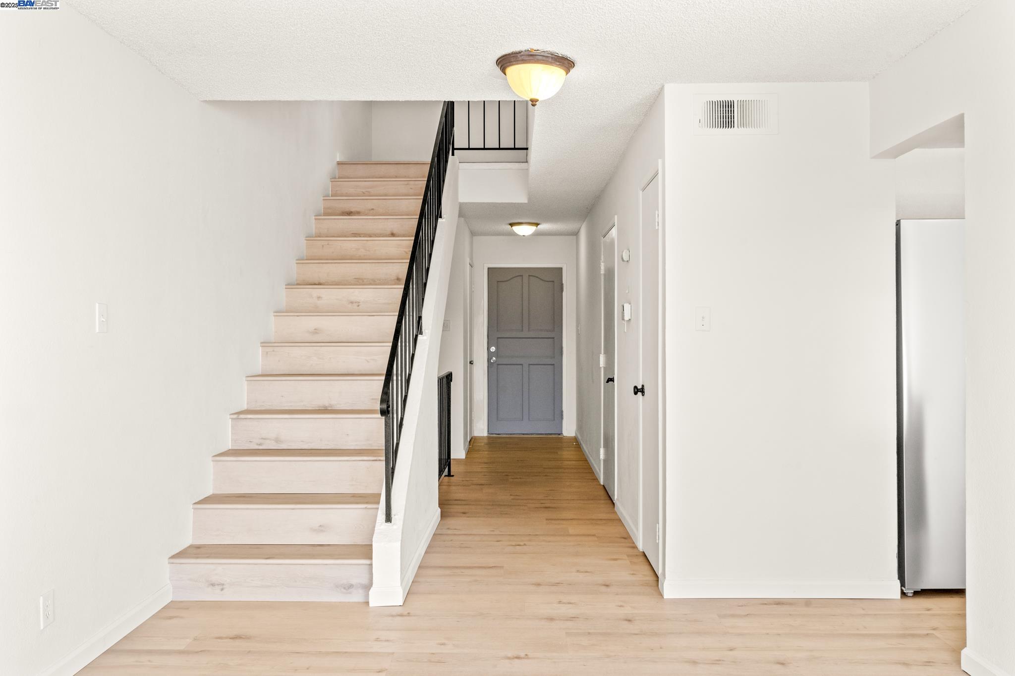 Detail Gallery Image 5 of 41 For 446 Bayview Cir, San Francisco,  CA 94124 - 3 Beds | 2/1 Baths