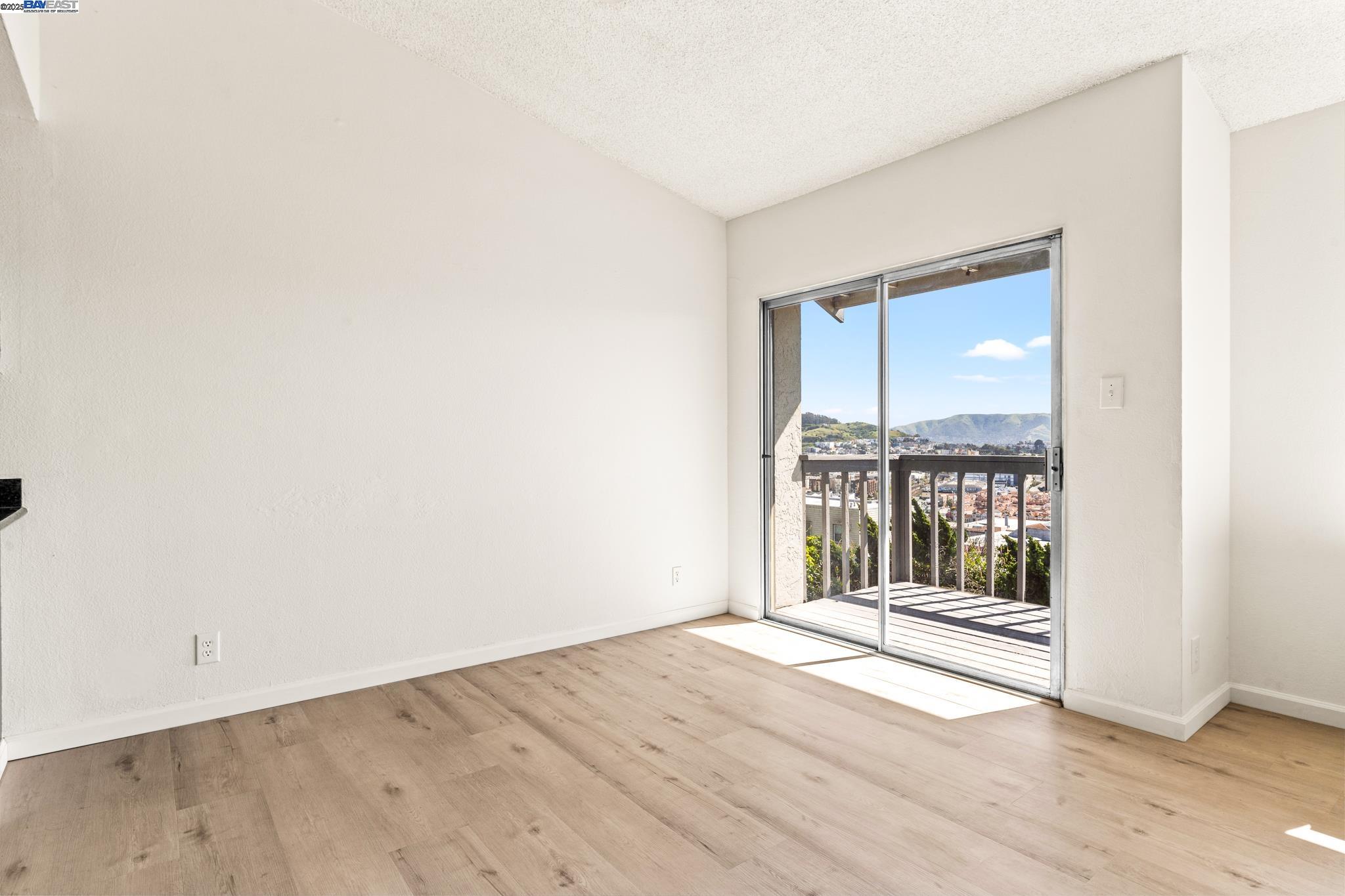 Detail Gallery Image 8 of 41 For 446 Bayview Cir, San Francisco,  CA 94124 - 3 Beds | 2/1 Baths
