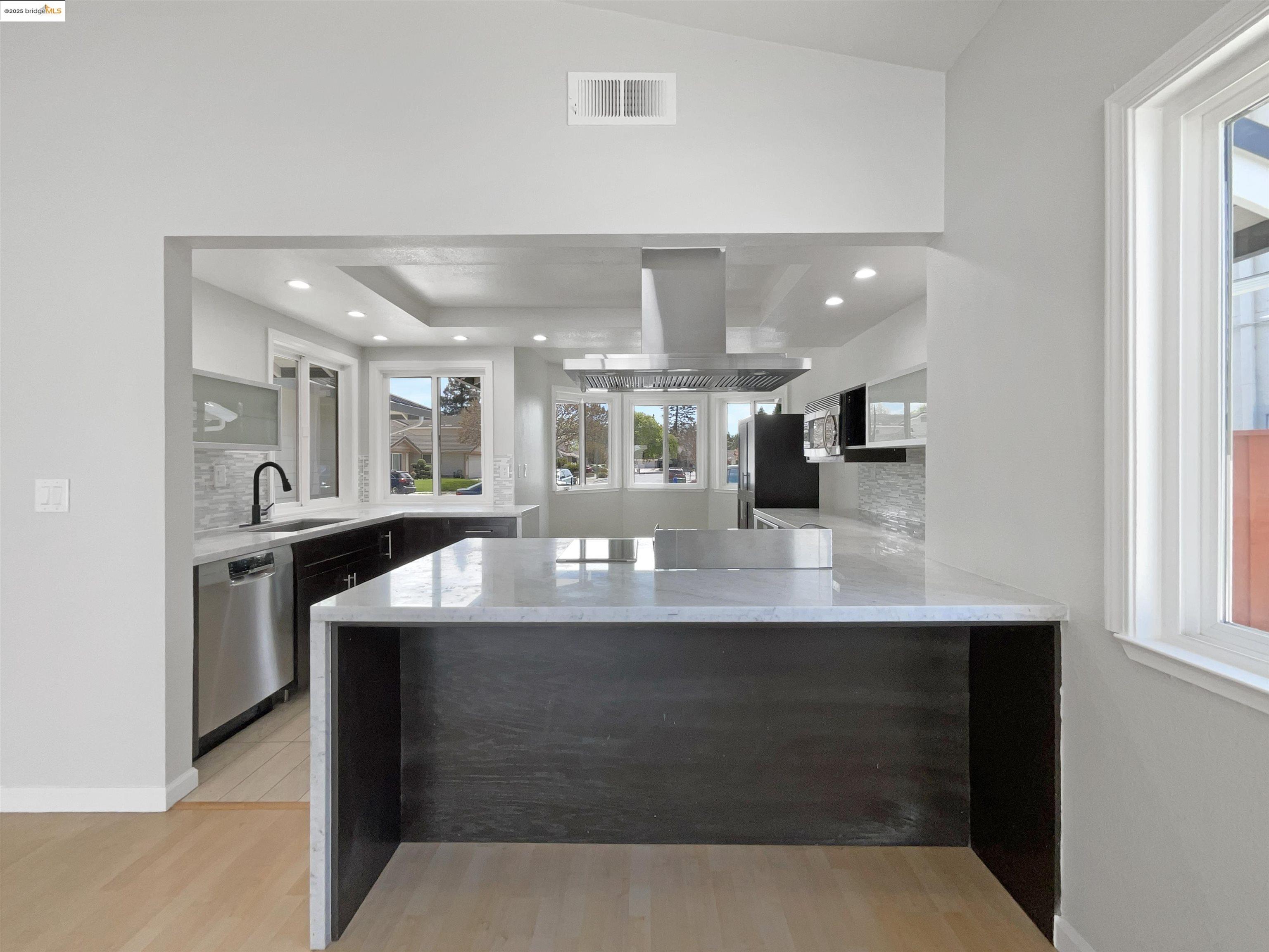 Detail Gallery Image 12 of 32 For 2579 Bishop Ave, Fremont,  CA 94536 - 3 Beds | 2 Baths