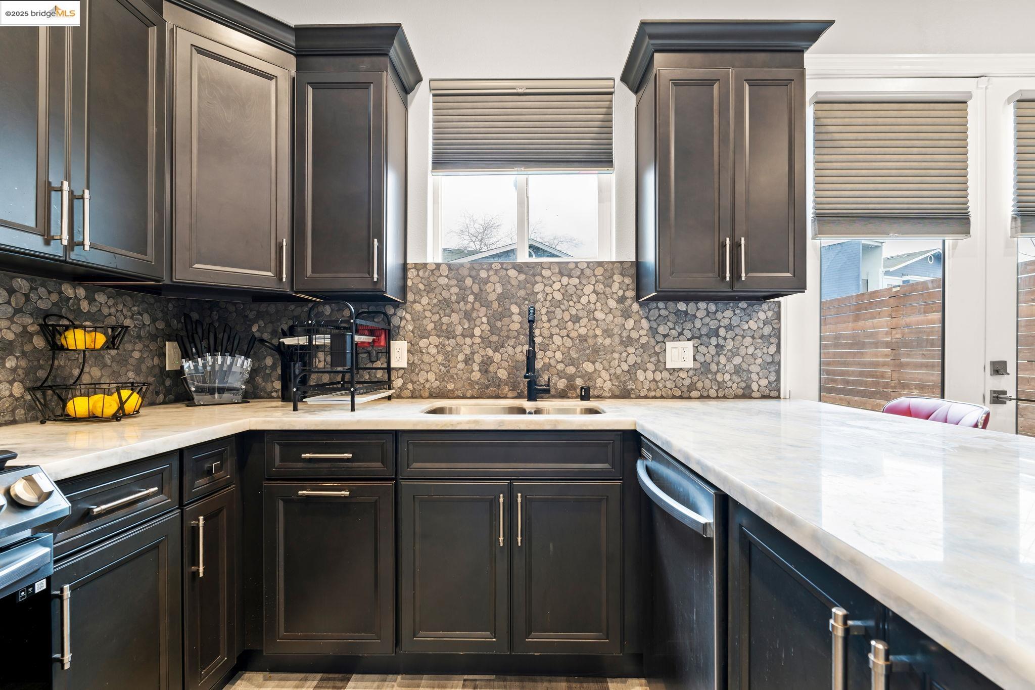 Detail Gallery Image 6 of 23 For 3136 Florida Ave, Richmond,  CA 94804 - 4 Beds | 2/1 Baths