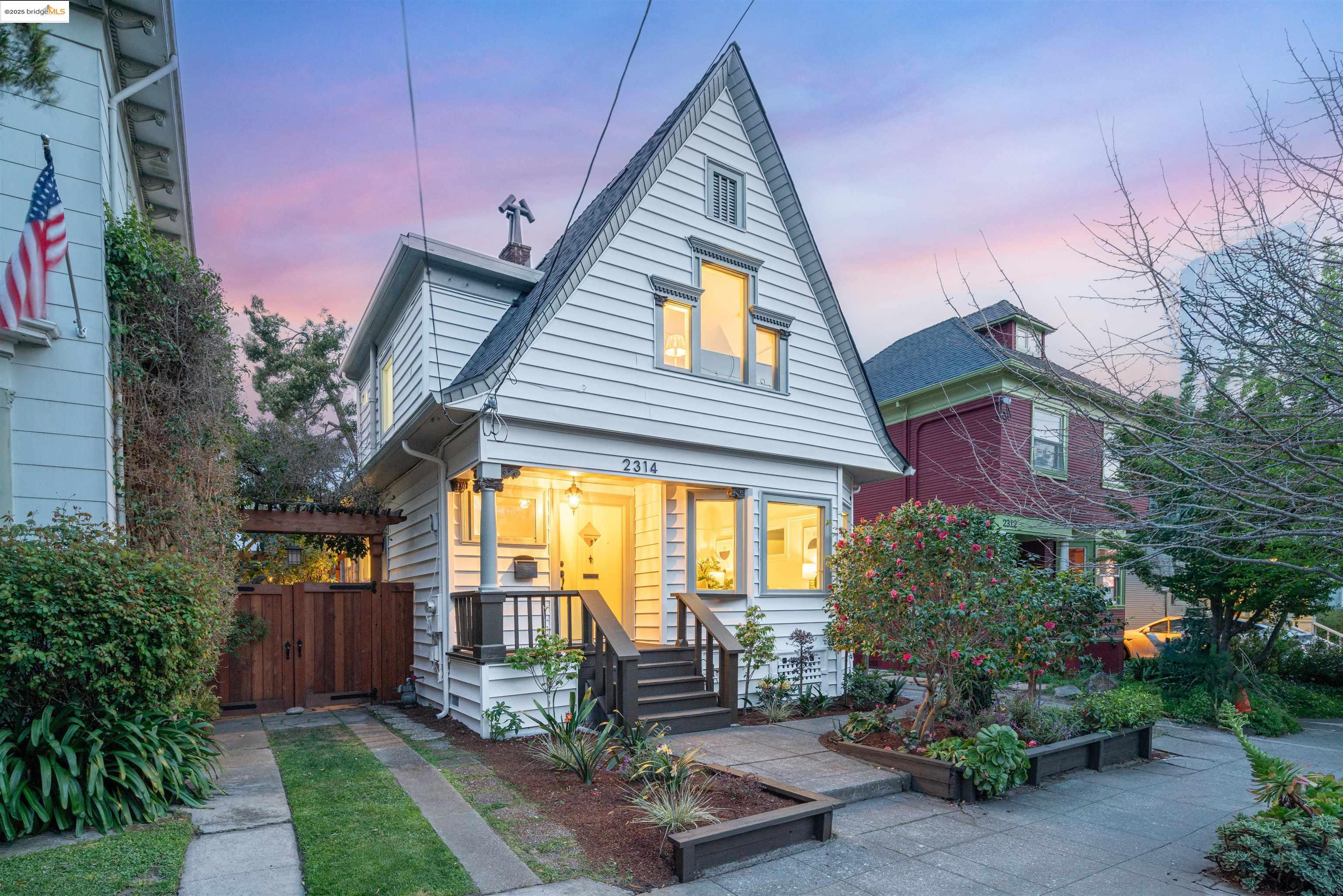 Detail Gallery Image 1 of 1 For 2314 Russell St, Berkeley,  CA 94705 - 4 Beds | 2 Baths