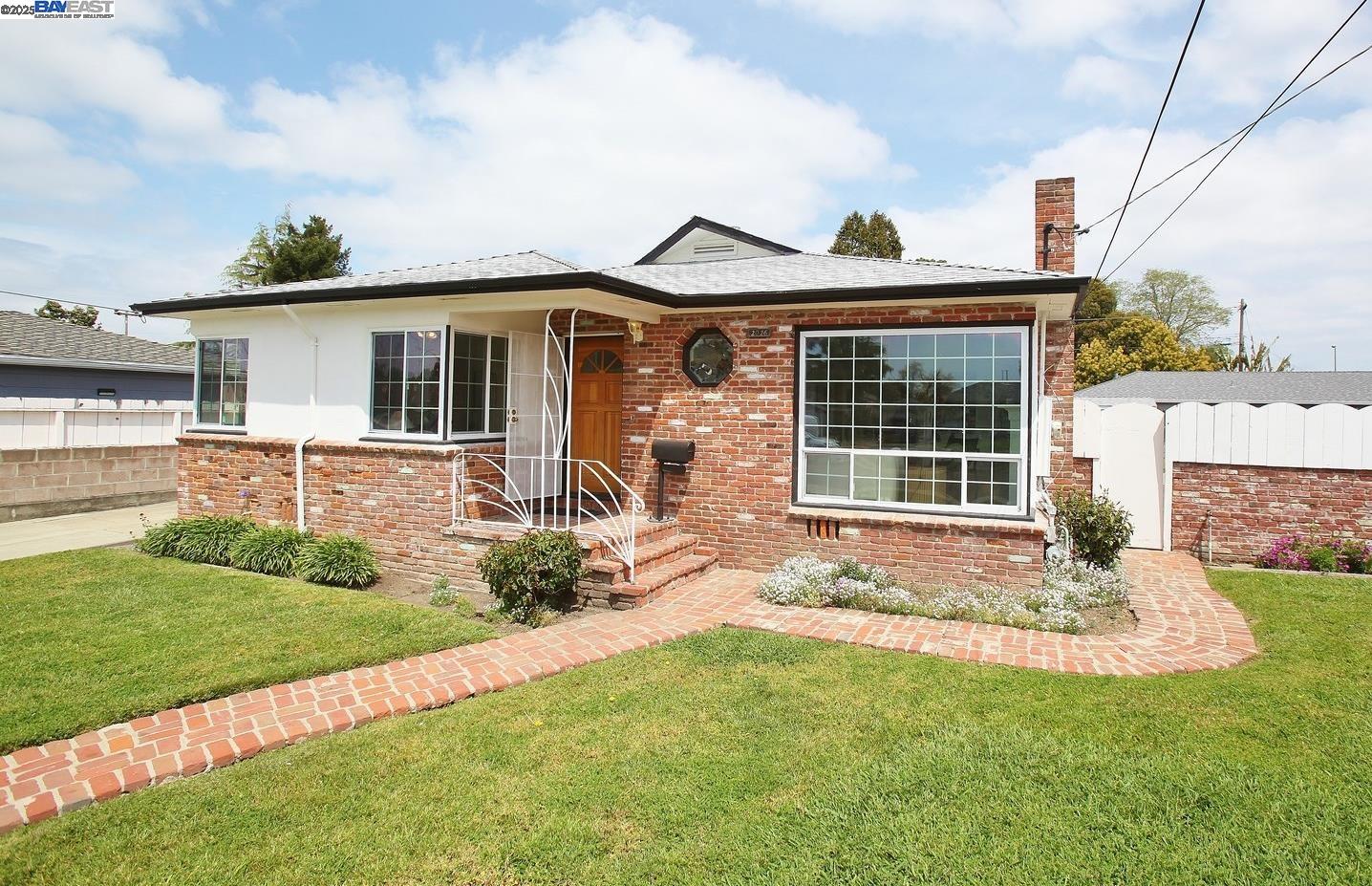 Detail Gallery Image 1 of 1 For 2026 Marina Ct, San Leandro,  CA 94577 - 3 Beds | 2 Baths