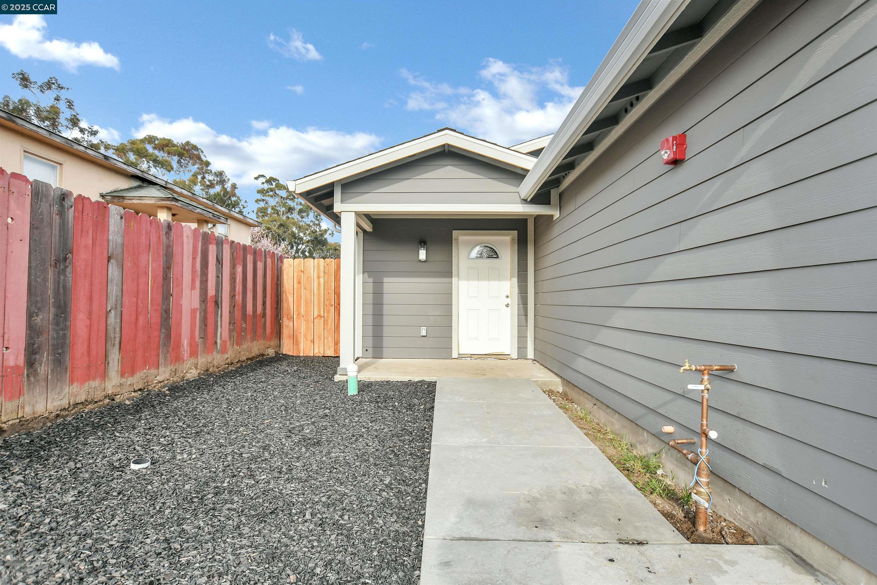 Detail Gallery Image 3 of 31 For 76 Cornwall St, Pittsburg,  CA 94565 - 4 Beds | 2 Baths