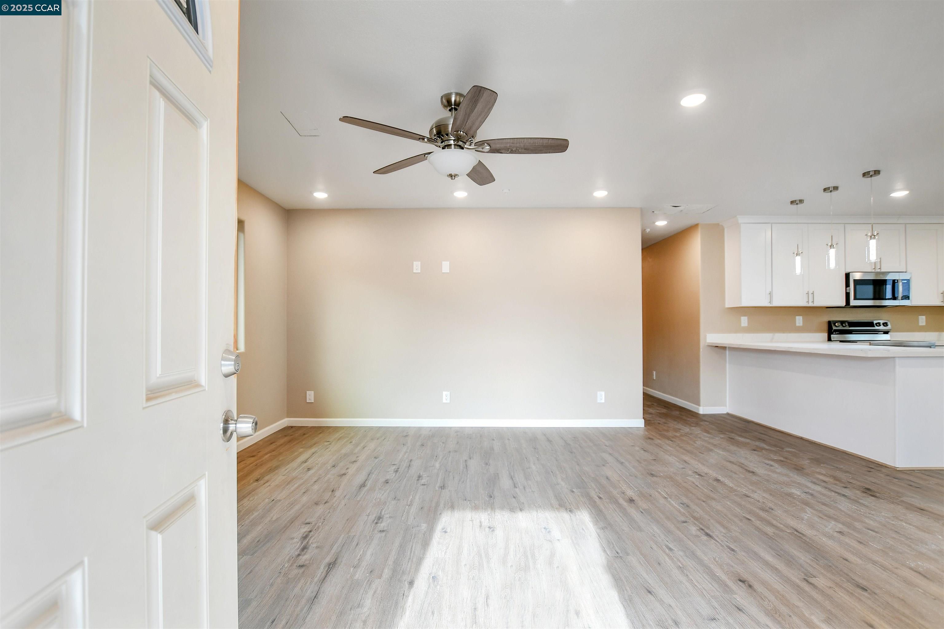 Detail Gallery Image 5 of 31 For 76 Cornwall St, Pittsburg,  CA 94565 - 4 Beds | 2 Baths