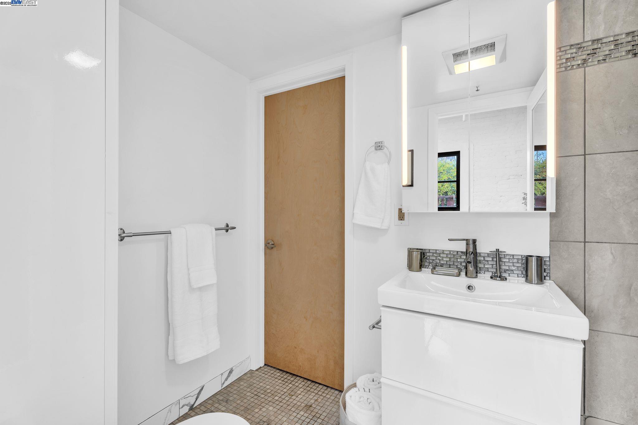 1501 37th Ave # F1, Oakland, California 94601, 2 Bedrooms Bedrooms, 5 Rooms Rooms,1 BathroomBathrooms,Residential,For Sale,1501 37th Ave # F1,41093572