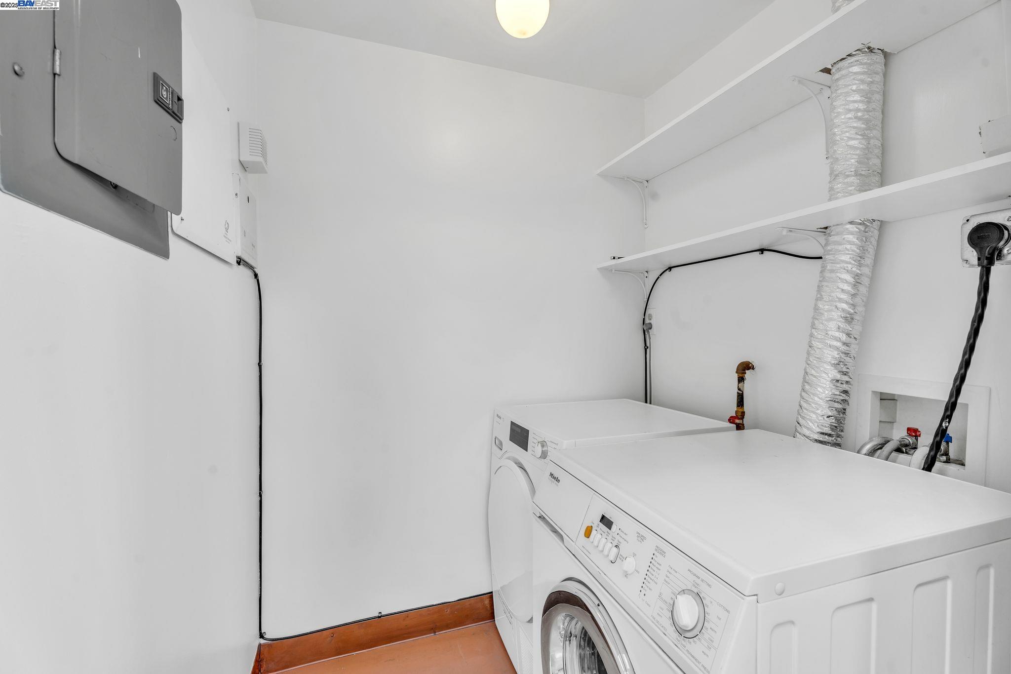 1501 37th Ave # F1, Oakland, California 94601, 2 Bedrooms Bedrooms, 5 Rooms Rooms,1 BathroomBathrooms,Residential,For Sale,1501 37th Ave # F1,41093572