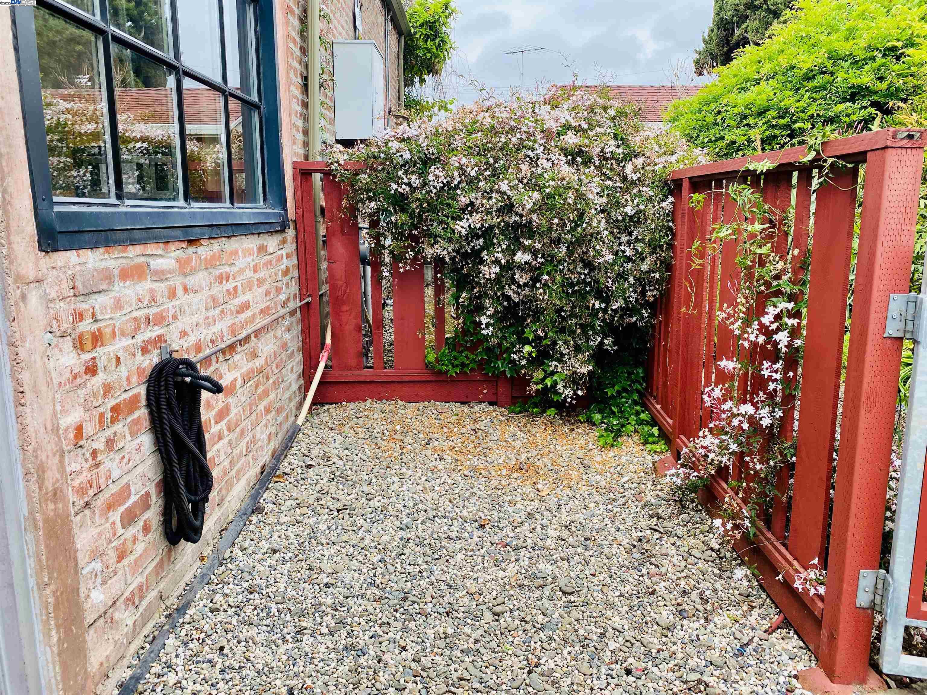 1501 37th Ave # F1, Oakland, California 94601, 2 Bedrooms Bedrooms, 5 Rooms Rooms,1 BathroomBathrooms,Residential,For Sale,1501 37th Ave # F1,41093572