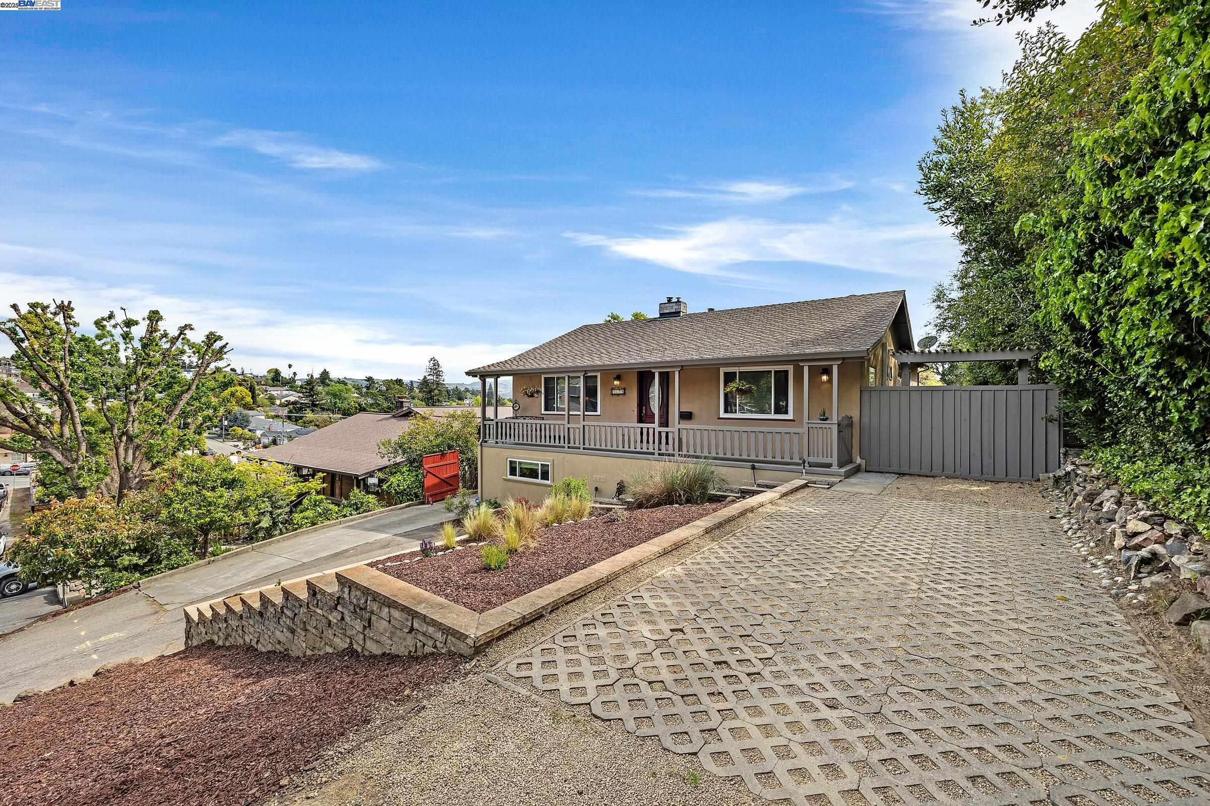 Detail Gallery Image 1 of 1 For 4649 Gordon Rd, Castro Valley,  CA 94546 - 4 Beds | 3 Baths