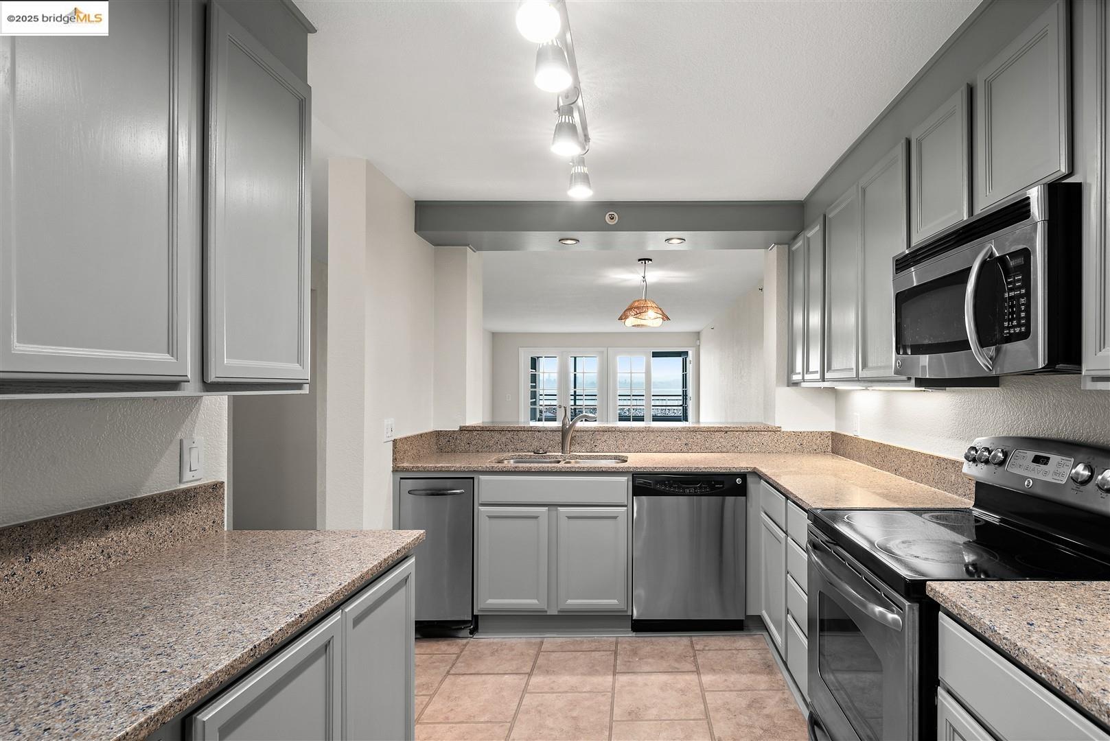 Detail Gallery Image 11 of 53 For 1301 Quarry Ct #303,  Richmond,  CA 94801 - 2 Beds | 2 Baths