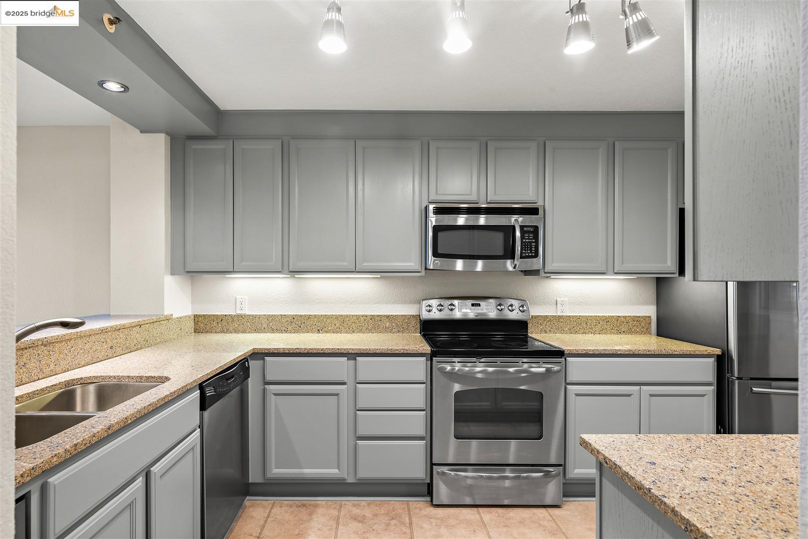 Detail Gallery Image 10 of 53 For 1301 Quarry Ct #303,  Richmond,  CA 94801 - 2 Beds | 2 Baths