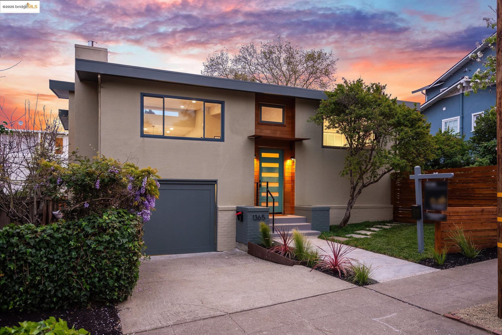 Detail Gallery Image 1 of 1 For 1365 Hampel St, Oakland,  CA 94602 - 2 Beds | 2 Baths