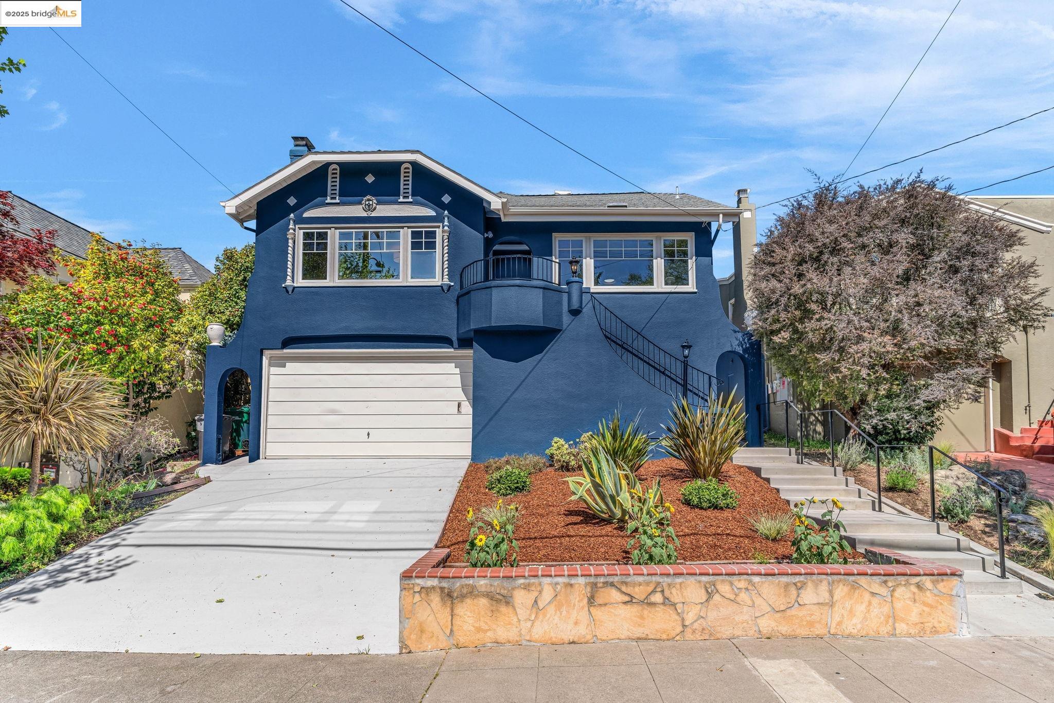 Detail Gallery Image 1 of 1 For 3773 Lakeshore Ave, Oakland,  CA 94610 - 4 Beds | 2/1 Baths