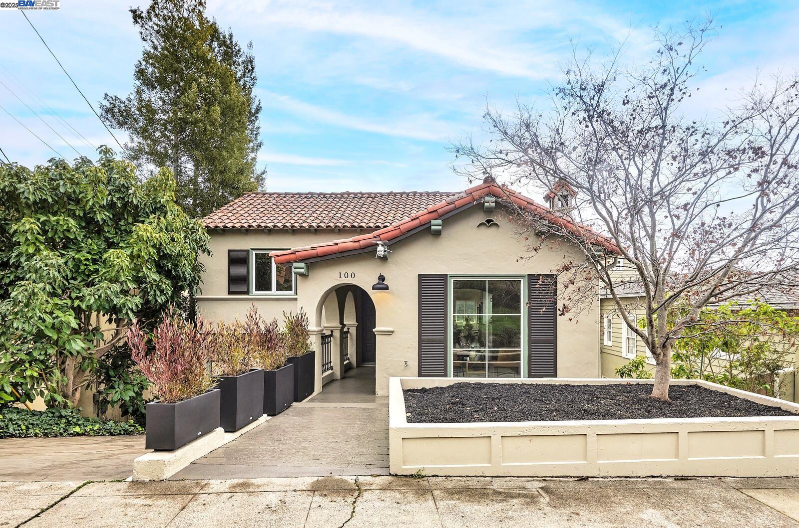 Detail Gallery Image 1 of 26 For 100 Sonia St., Oakland,  CA 94618 - 5 Beds | 3 Baths