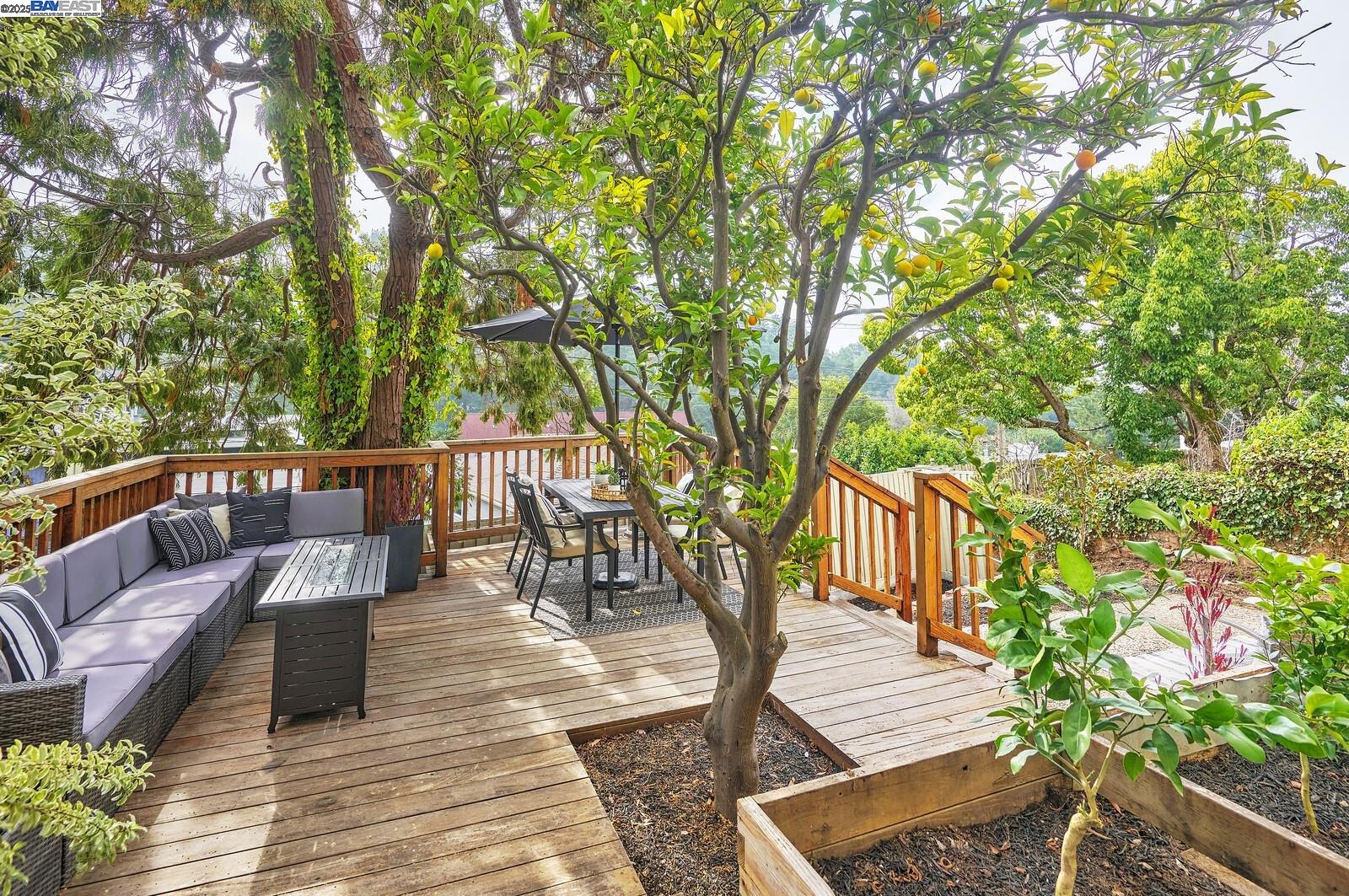 Detail Gallery Image 23 of 26 For 100 Sonia St., Oakland,  CA 94618 - 5 Beds | 3 Baths
