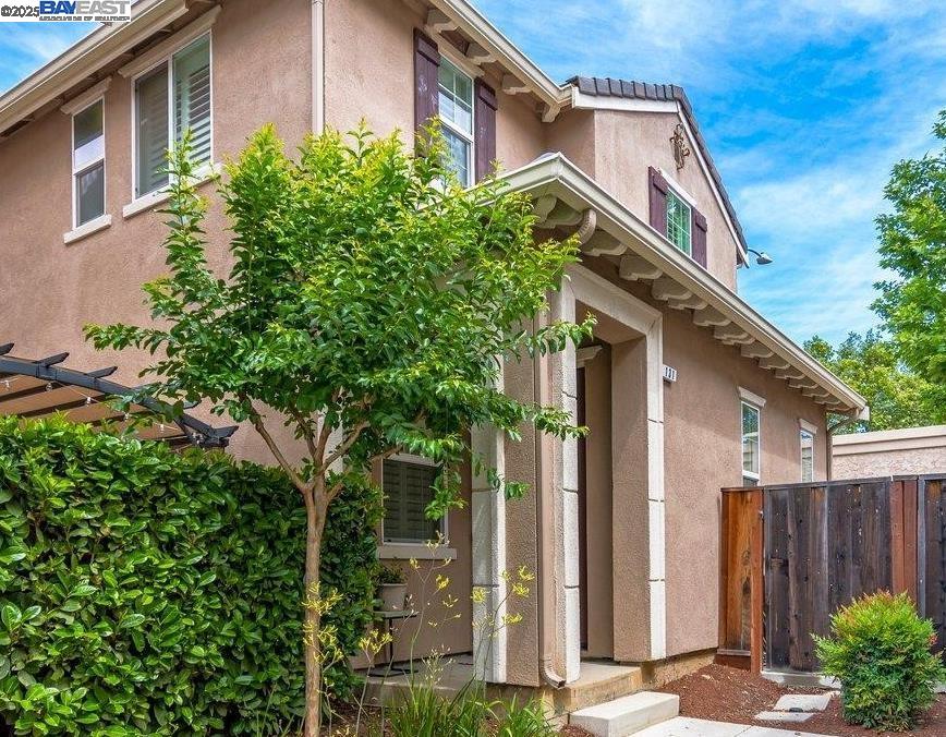 Detail Gallery Image 1 of 36 For 131 Lusitano Way, Gilroy,  CA 95020 - 4 Beds | 2/1 Baths