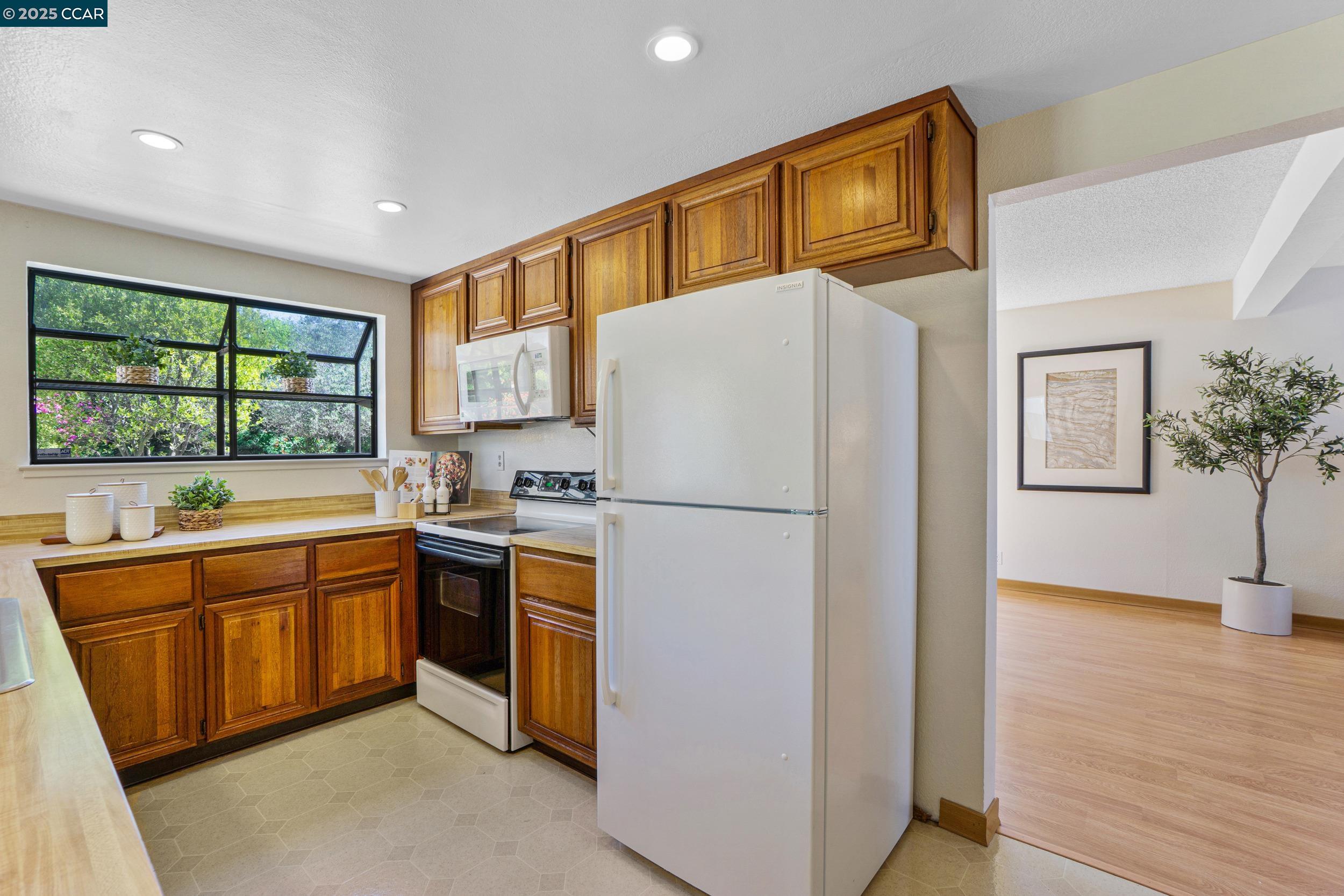 Detail Gallery Image 13 of 53 For 2163 Redwood Rd, Hercules,  CA 94547 - 4 Beds | 2/1 Baths
