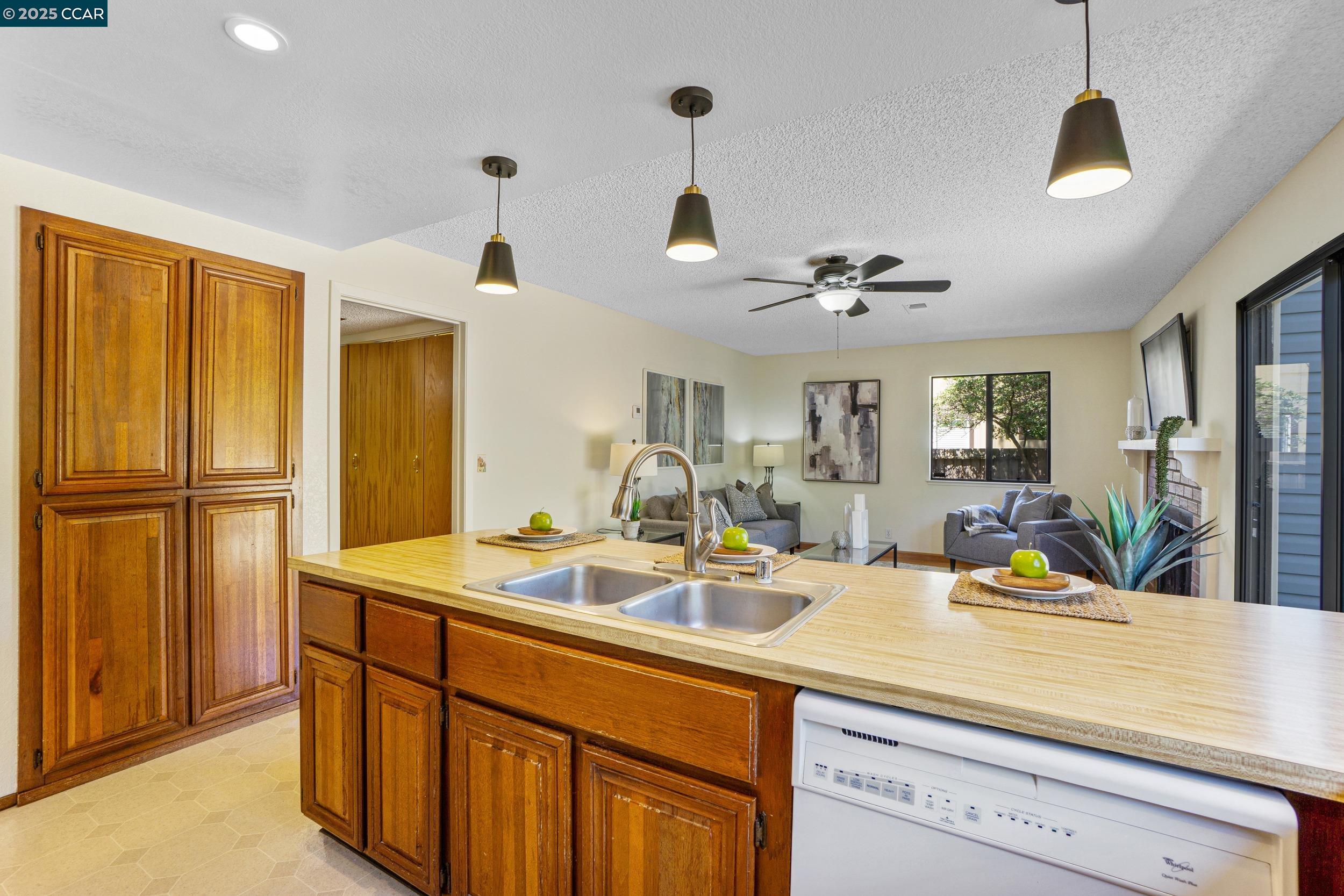 Detail Gallery Image 14 of 53 For 2163 Redwood Rd, Hercules,  CA 94547 - 4 Beds | 2/1 Baths
