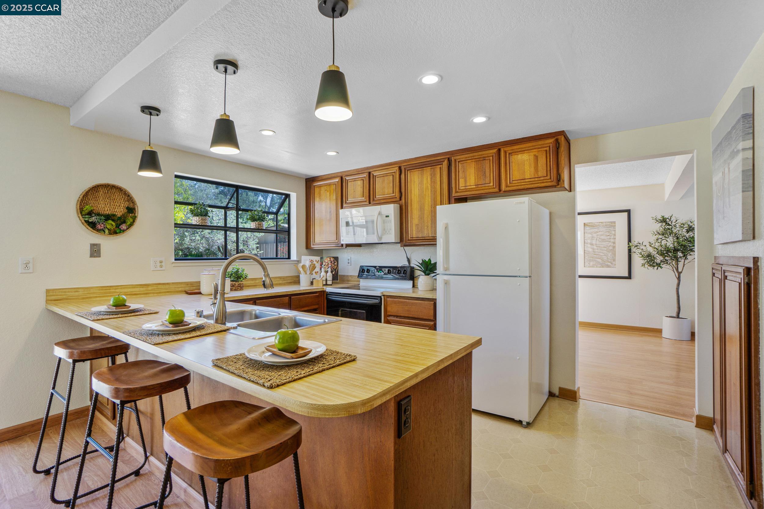 Detail Gallery Image 15 of 53 For 2163 Redwood Rd, Hercules,  CA 94547 - 4 Beds | 2/1 Baths