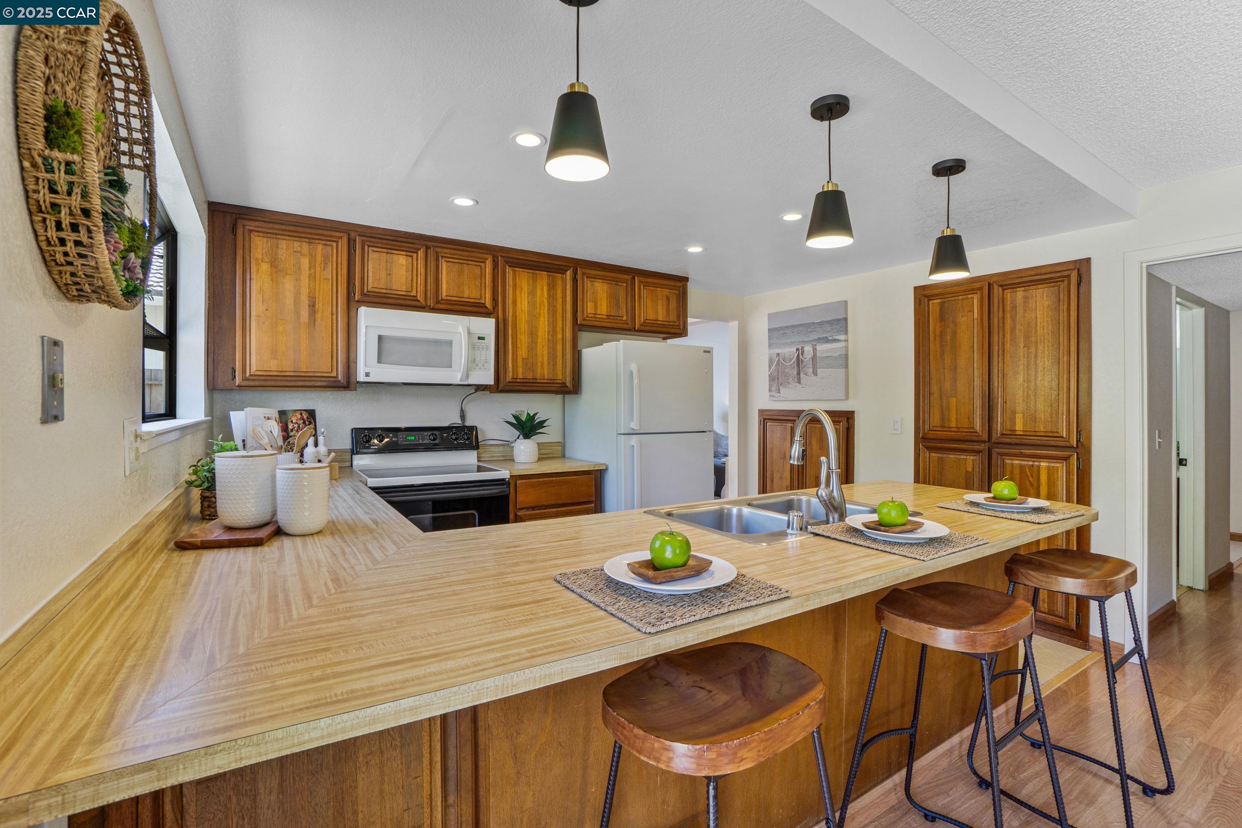 Detail Gallery Image 16 of 53 For 2163 Redwood Rd, Hercules,  CA 94547 - 4 Beds | 2/1 Baths