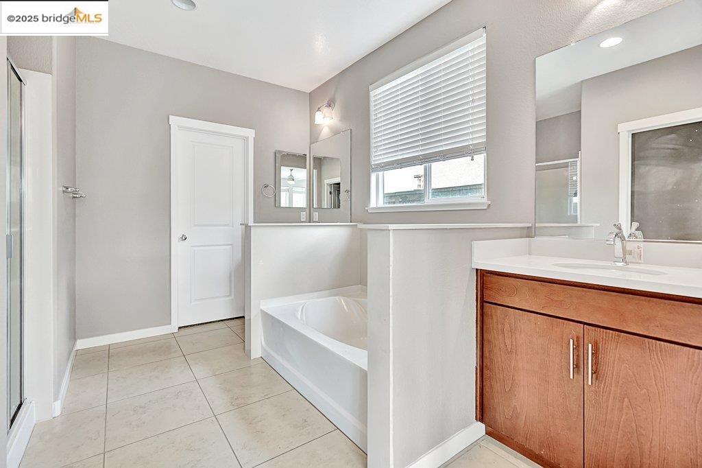 Detail Gallery Image 13 of 43 For 18568 Admiral Way, Lathrop,  CA 95330 - 4 Beds | 4 Baths