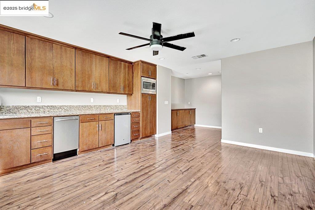 Detail Gallery Image 17 of 43 For 18568 Admiral Way, Lathrop,  CA 95330 - 4 Beds | 4 Baths
