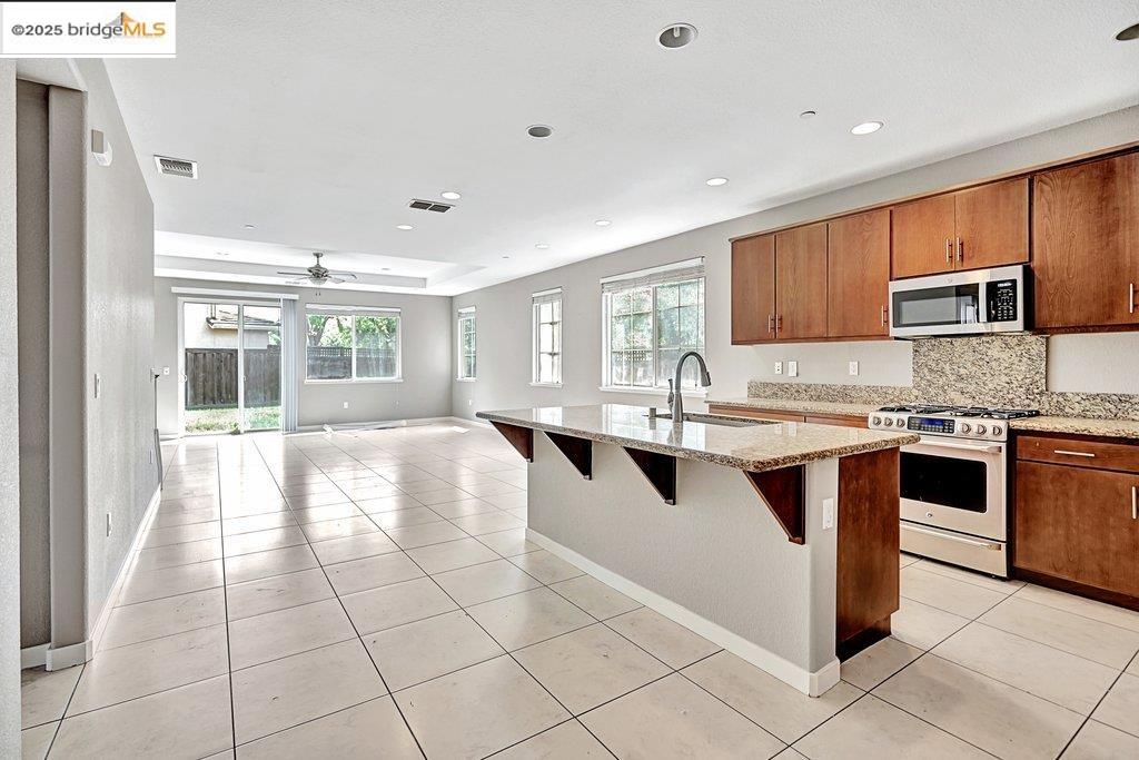 Detail Gallery Image 4 of 43 For 18568 Admiral Way, Lathrop,  CA 95330 - 4 Beds | 4 Baths