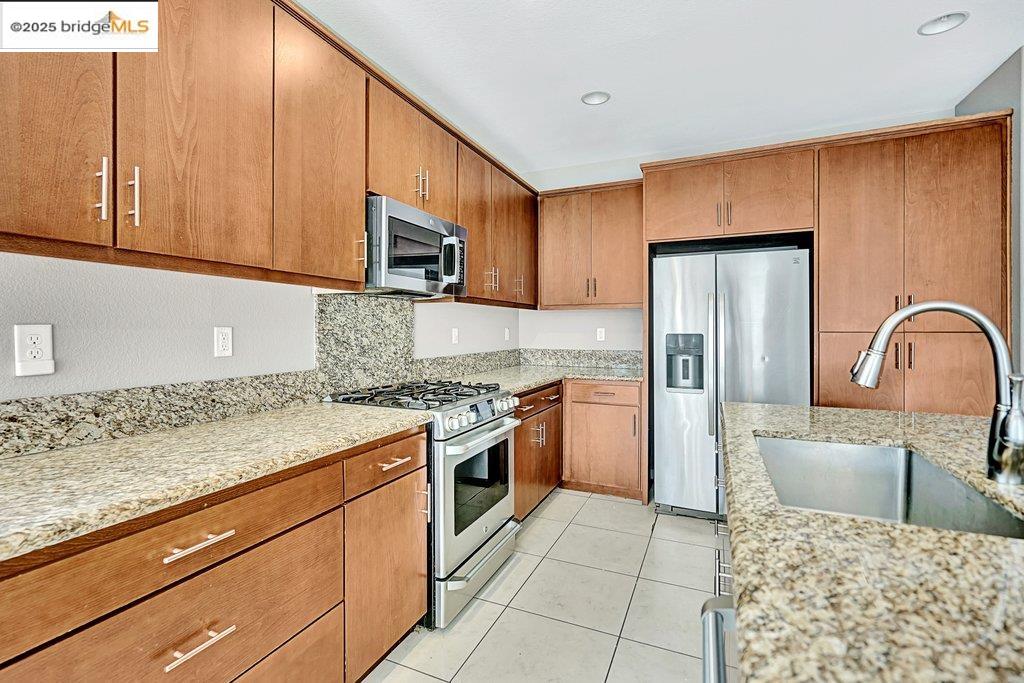 Detail Gallery Image 6 of 43 For 18568 Admiral Way, Lathrop,  CA 95330 - 4 Beds | 4 Baths