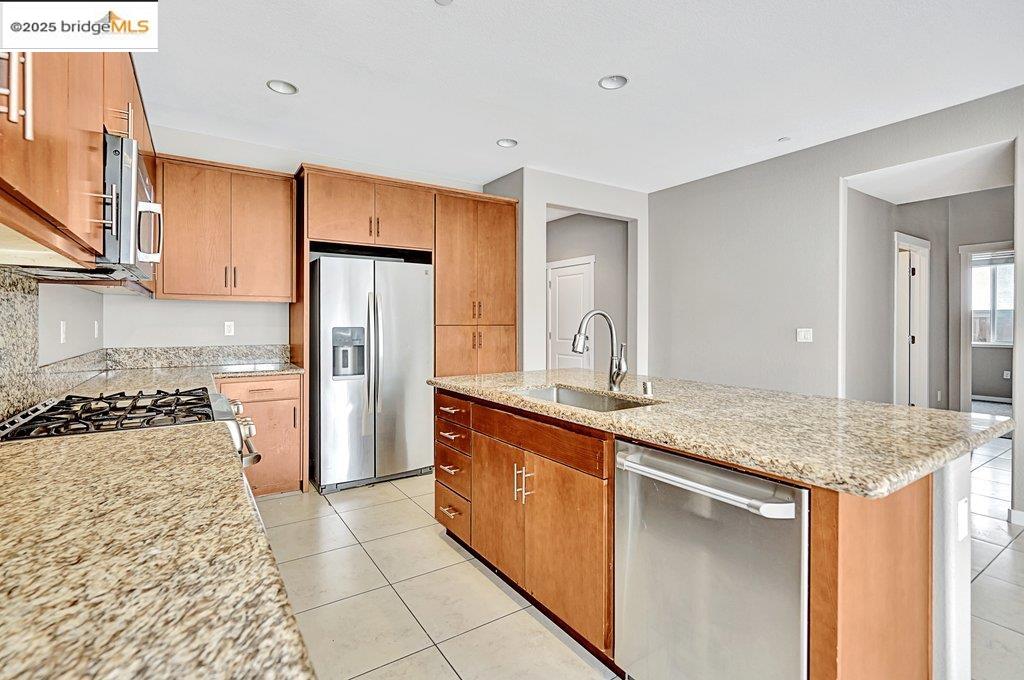 Detail Gallery Image 7 of 43 For 18568 Admiral Way, Lathrop,  CA 95330 - 4 Beds | 4 Baths