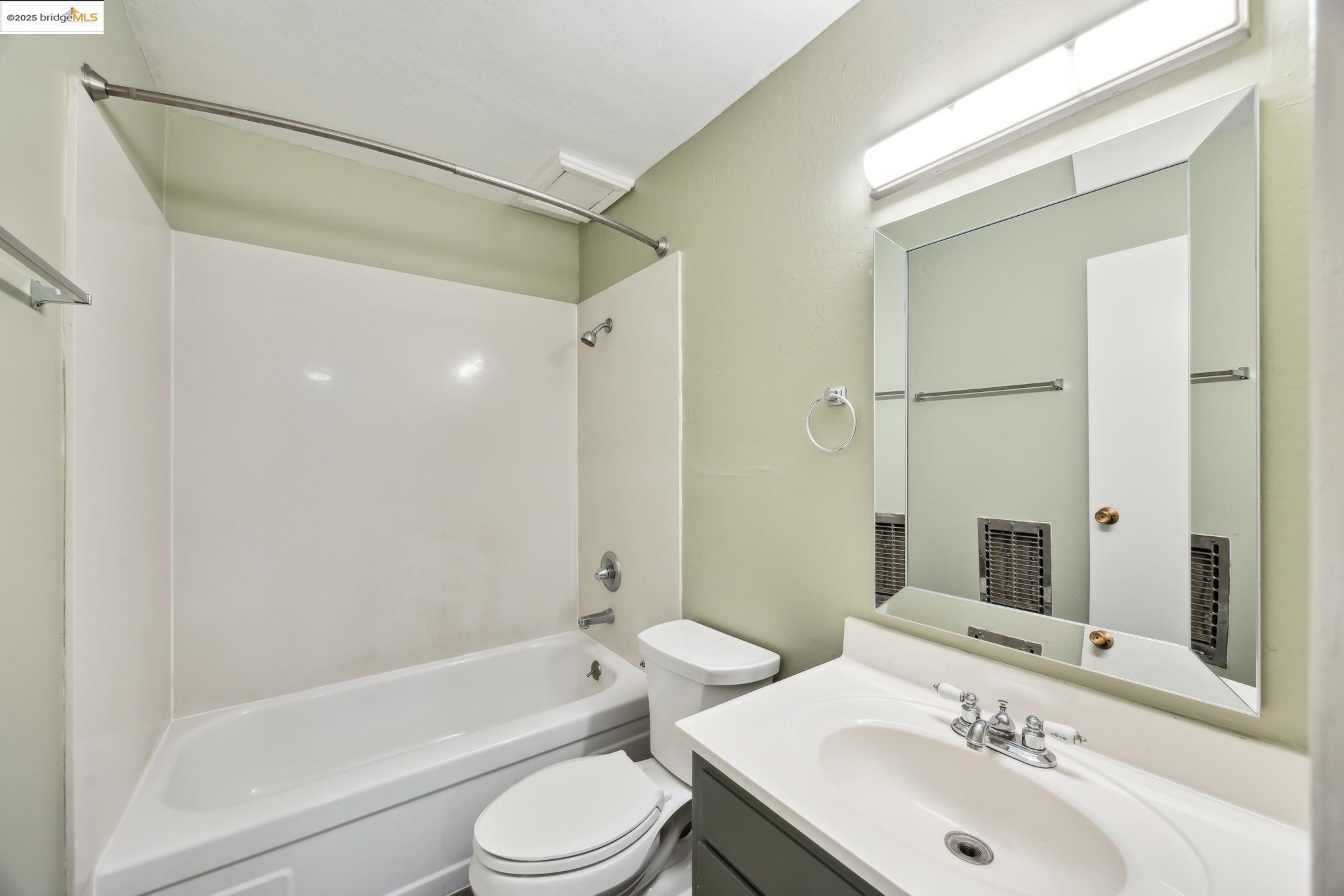 Detail Gallery Image 19 of 25 For 455 Cresent Street #107,  Oakland,  CA 94610 - 1 Beds | 1 Baths
