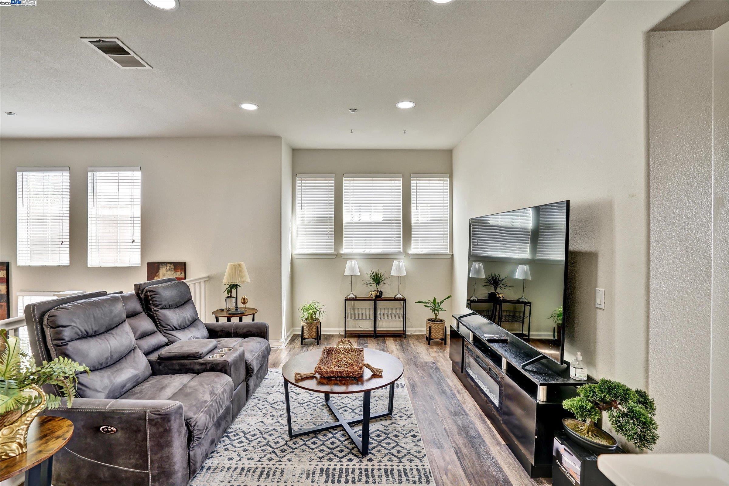 Detail Gallery Image 7 of 31 For 2878 4th St #1401,  Livermore,  CA 94550 - 3 Beds | 2/1 Baths