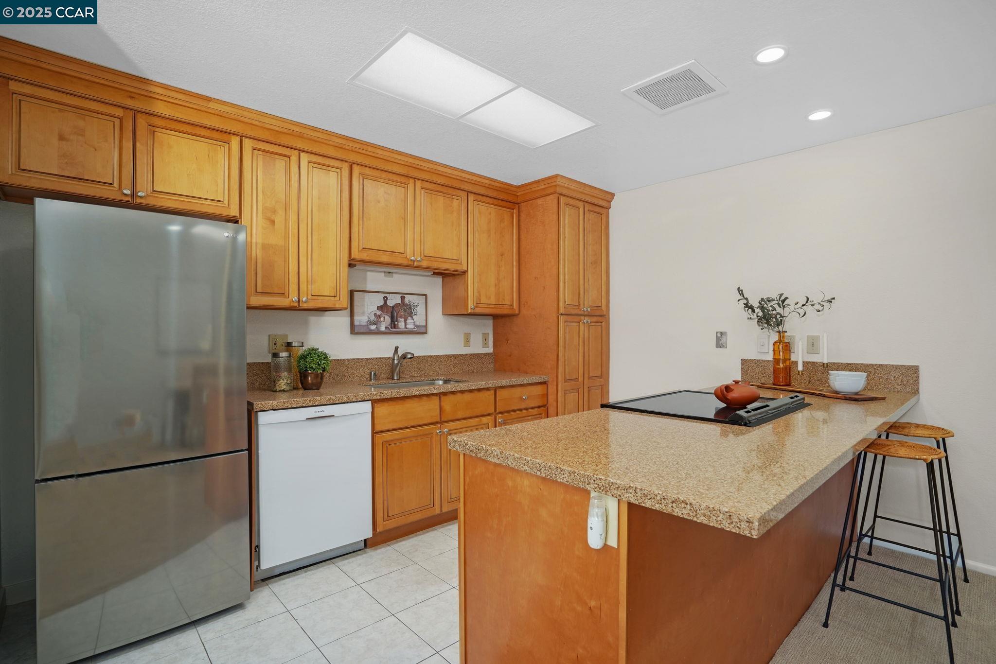 Detail Gallery Image 11 of 37 For 1625 Skycrest Dr #27,  Walnut Creek,  CA 94595 - 2 Beds | 2 Baths