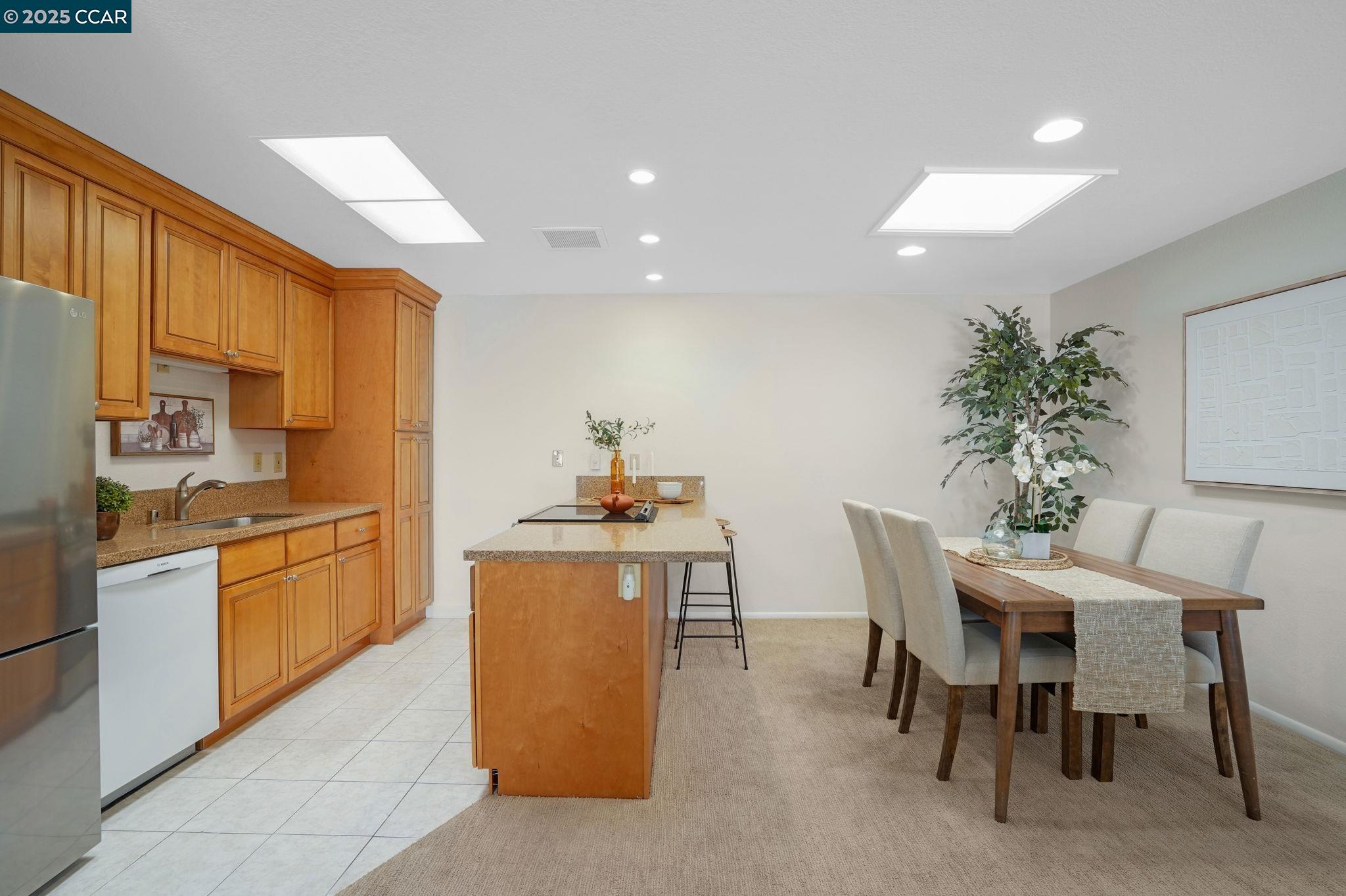 Detail Gallery Image 7 of 37 For 1625 Skycrest Dr #27,  Walnut Creek,  CA 94595 - 2 Beds | 2 Baths