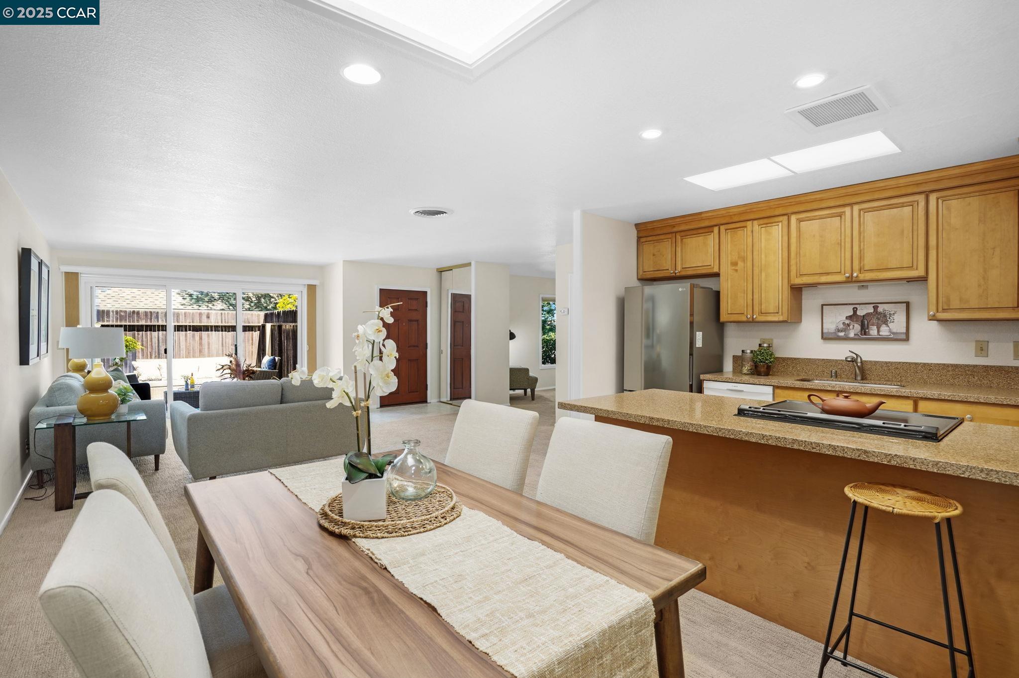 Detail Gallery Image 8 of 37 For 1625 Skycrest Dr #27,  Walnut Creek,  CA 94595 - 2 Beds | 2 Baths
