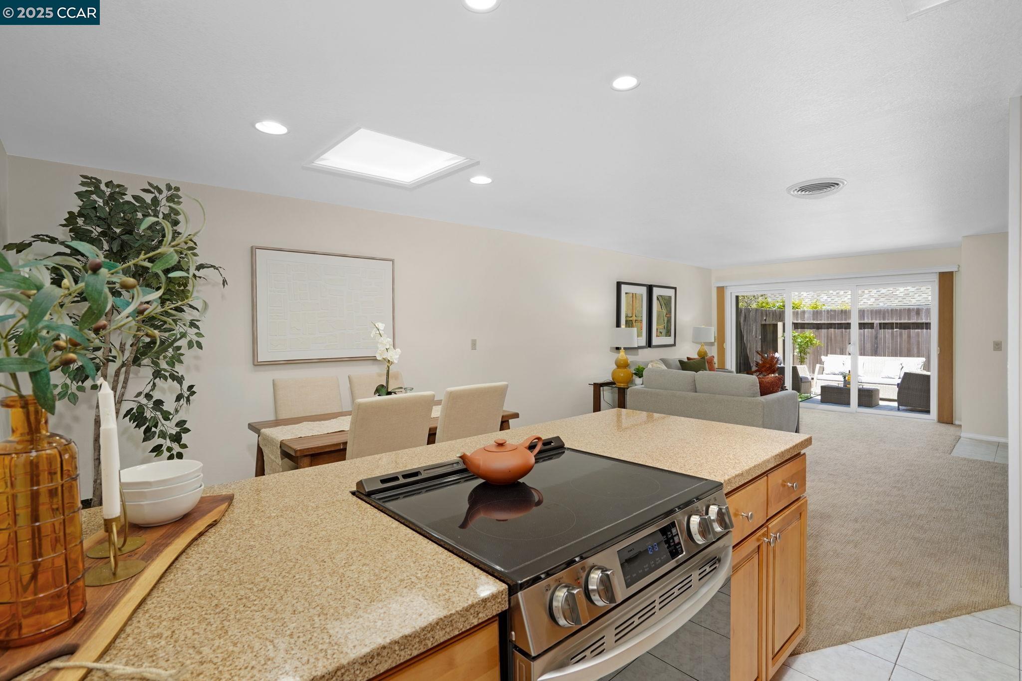 Detail Gallery Image 9 of 37 For 1625 Skycrest Dr #27,  Walnut Creek,  CA 94595 - 2 Beds | 2 Baths