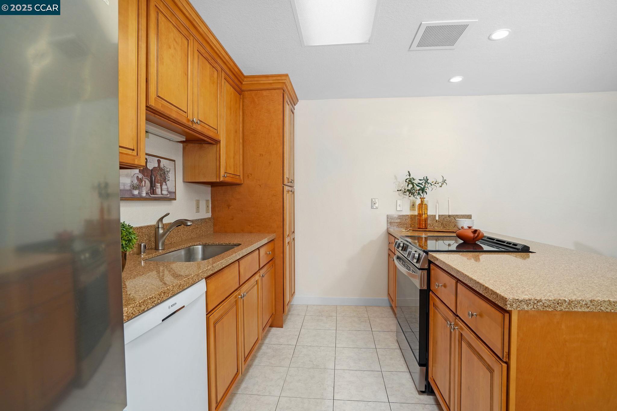 Detail Gallery Image 10 of 37 For 1625 Skycrest Dr #27,  Walnut Creek,  CA 94595 - 2 Beds | 2 Baths