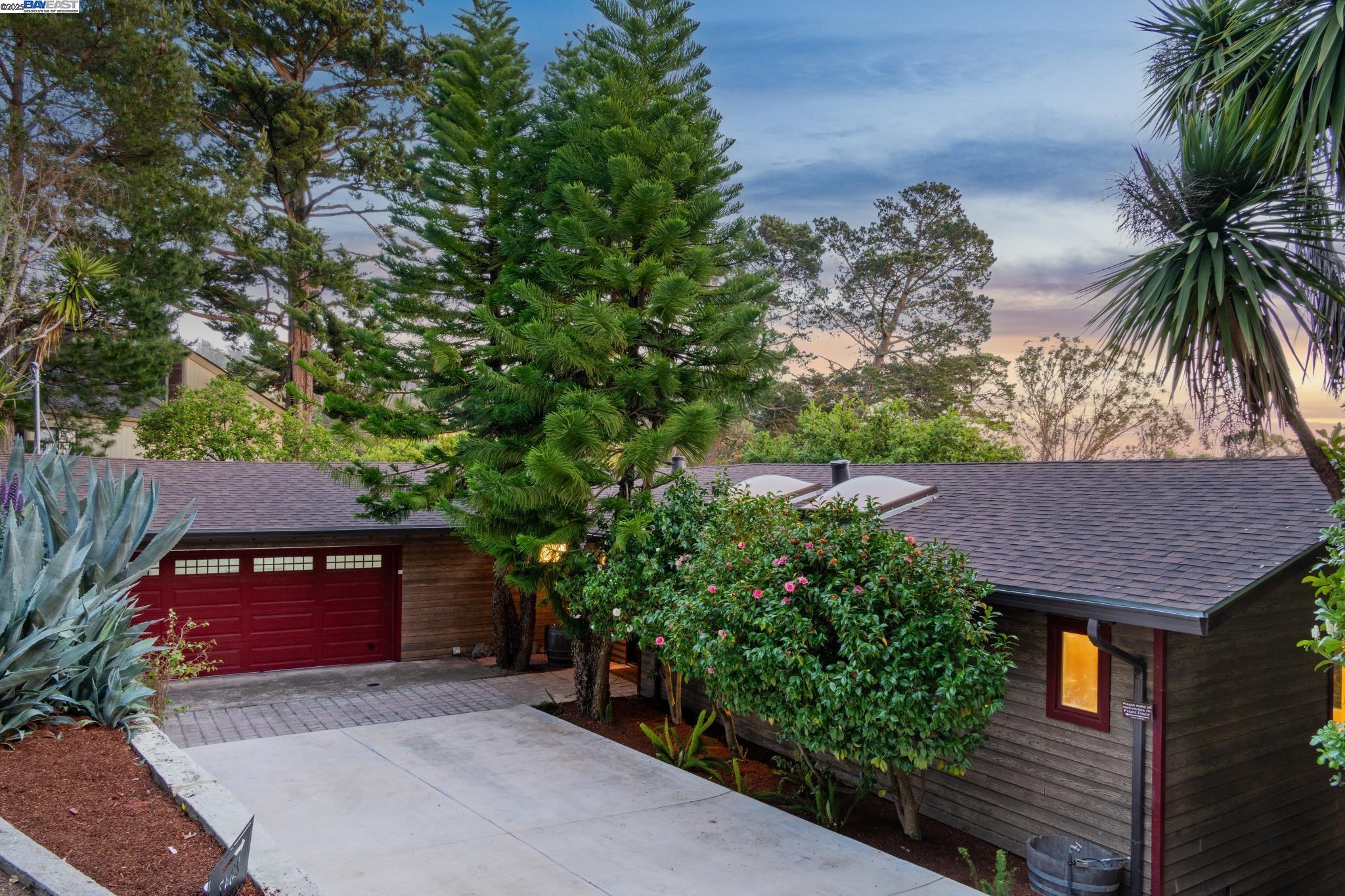 Detail Gallery Image 1 of 1 For 2347 Pelham Place, Oakland,  CA 94611 - 4 Beds | 3 Baths