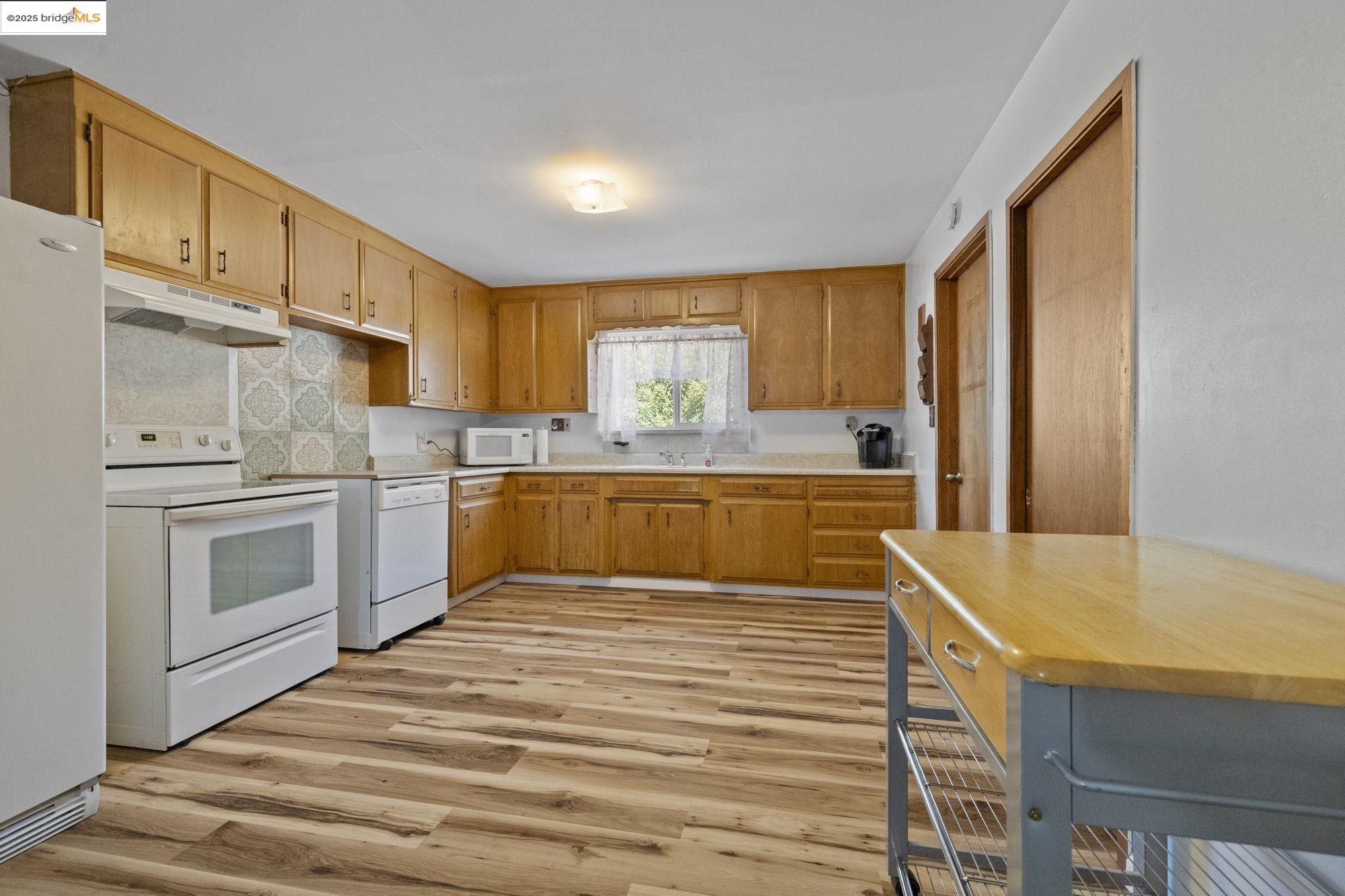 Detail Gallery Image 8 of 23 For 20445 West Walnut Dr., Sonora,  CA 95370 - 3 Beds | 2 Baths