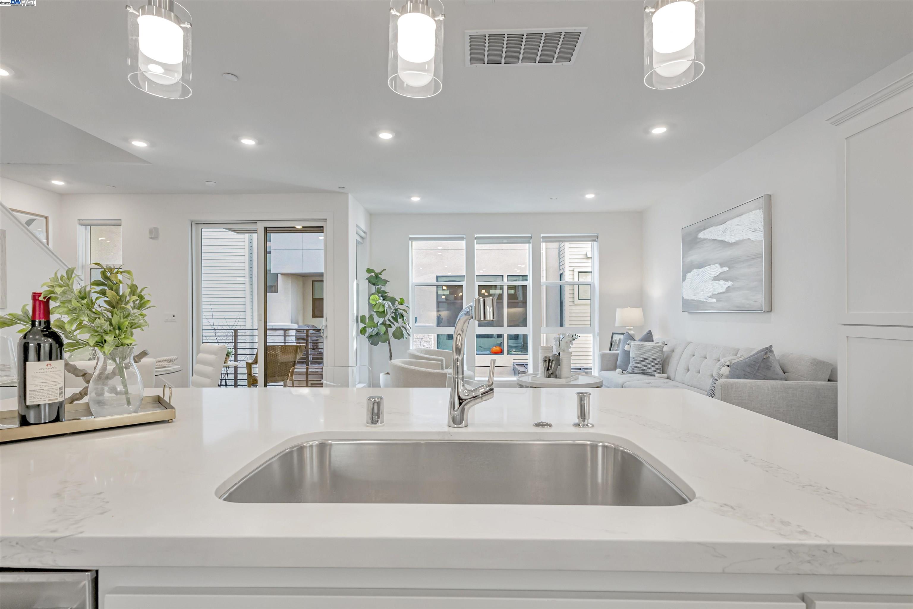 Detail Gallery Image 9 of 42 For 2950 Sanor Pl #109,  Santa Clara,  CA 95051 - 3 Beds | 3/1 Baths