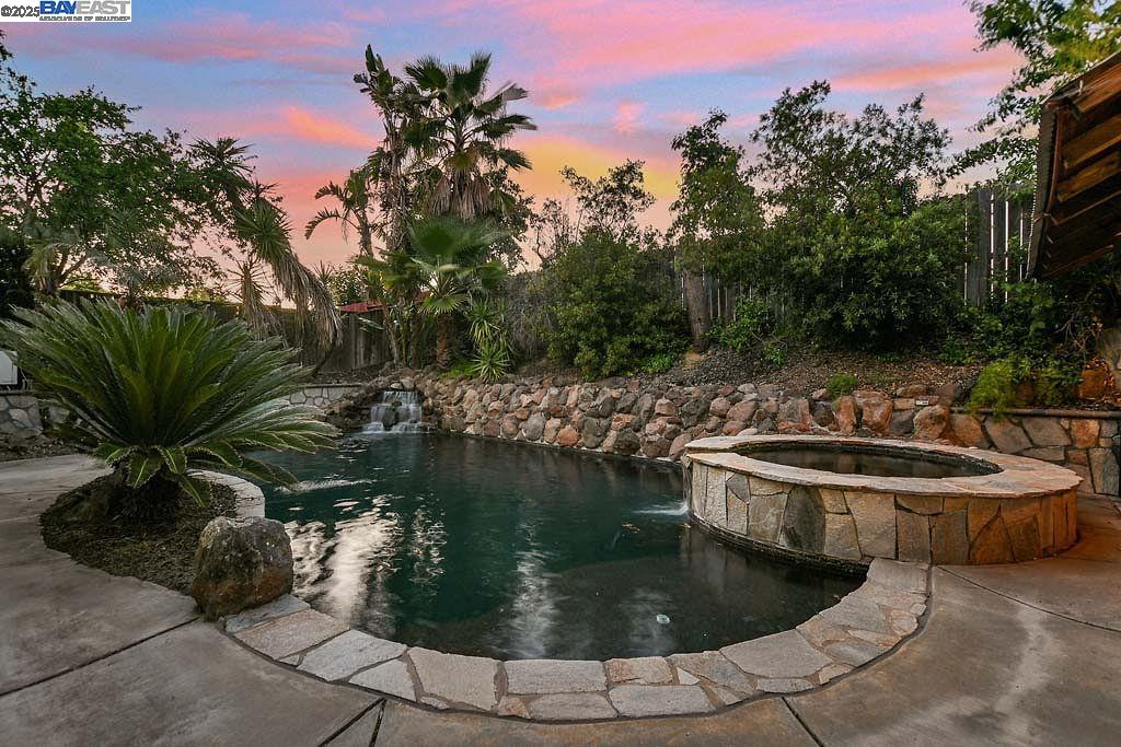 Detail Gallery Image 2 of 57 For 1906 Colosseum Way, Antioch,  CA 94531 - 5 Beds | 3 Baths