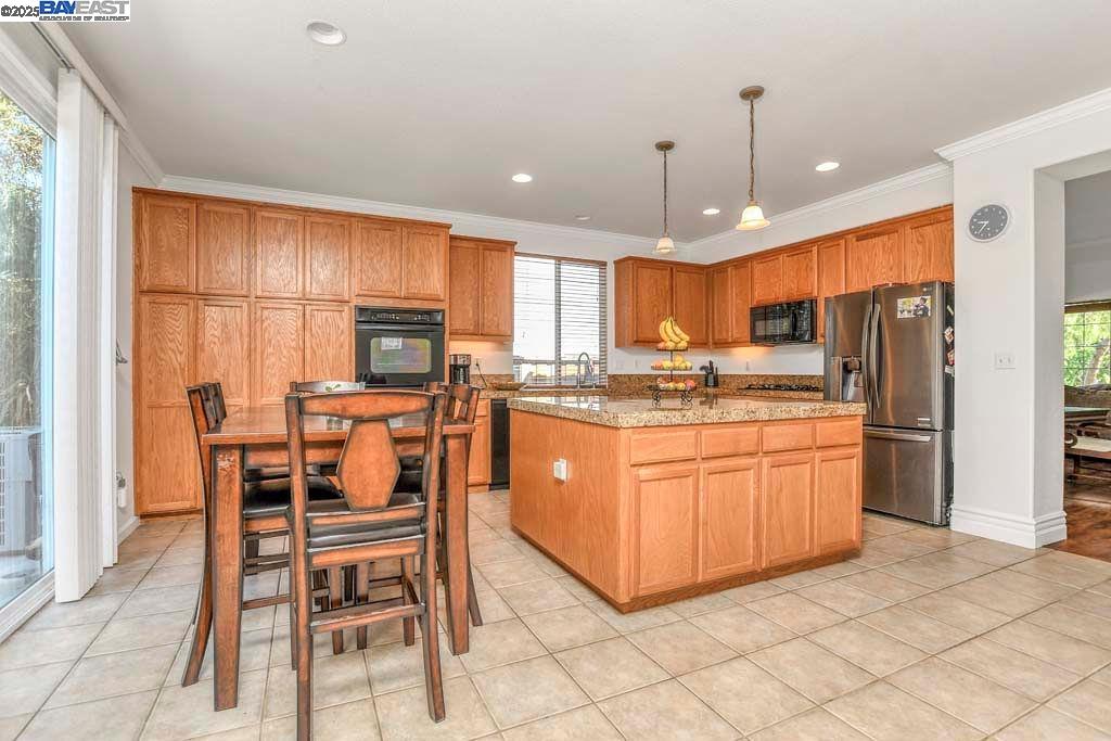 Detail Gallery Image 11 of 57 For 1906 Colosseum Way, Antioch,  CA 94531 - 5 Beds | 3 Baths