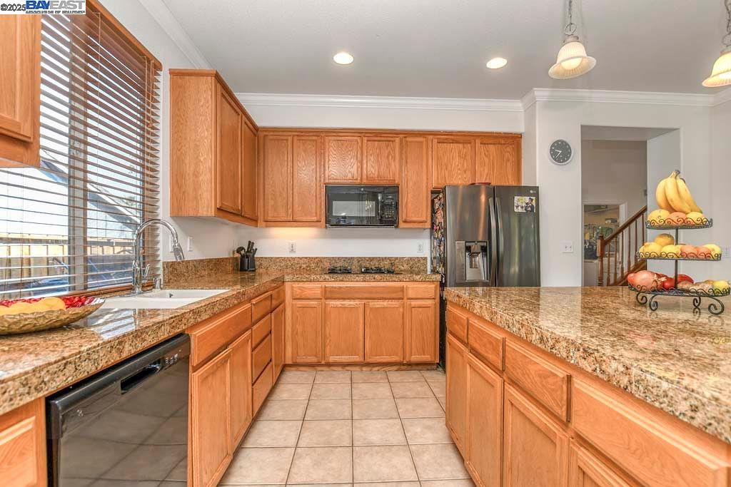 Detail Gallery Image 12 of 57 For 1906 Colosseum Way, Antioch,  CA 94531 - 5 Beds | 3 Baths