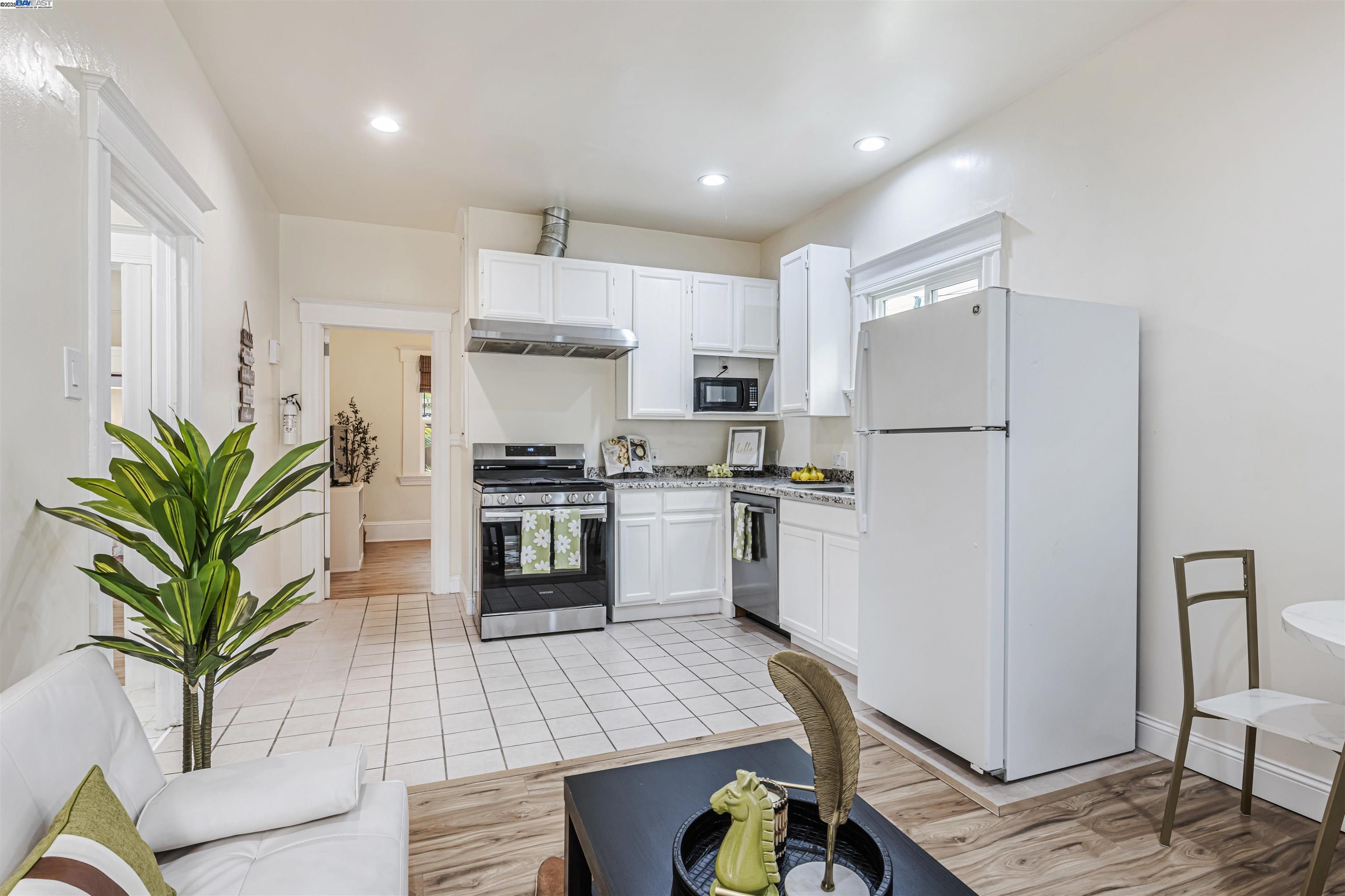 Detail Gallery Image 13 of 35 For 2211 24th Ave, Oakland,  CA 94601 - 2 Beds | 1 Baths