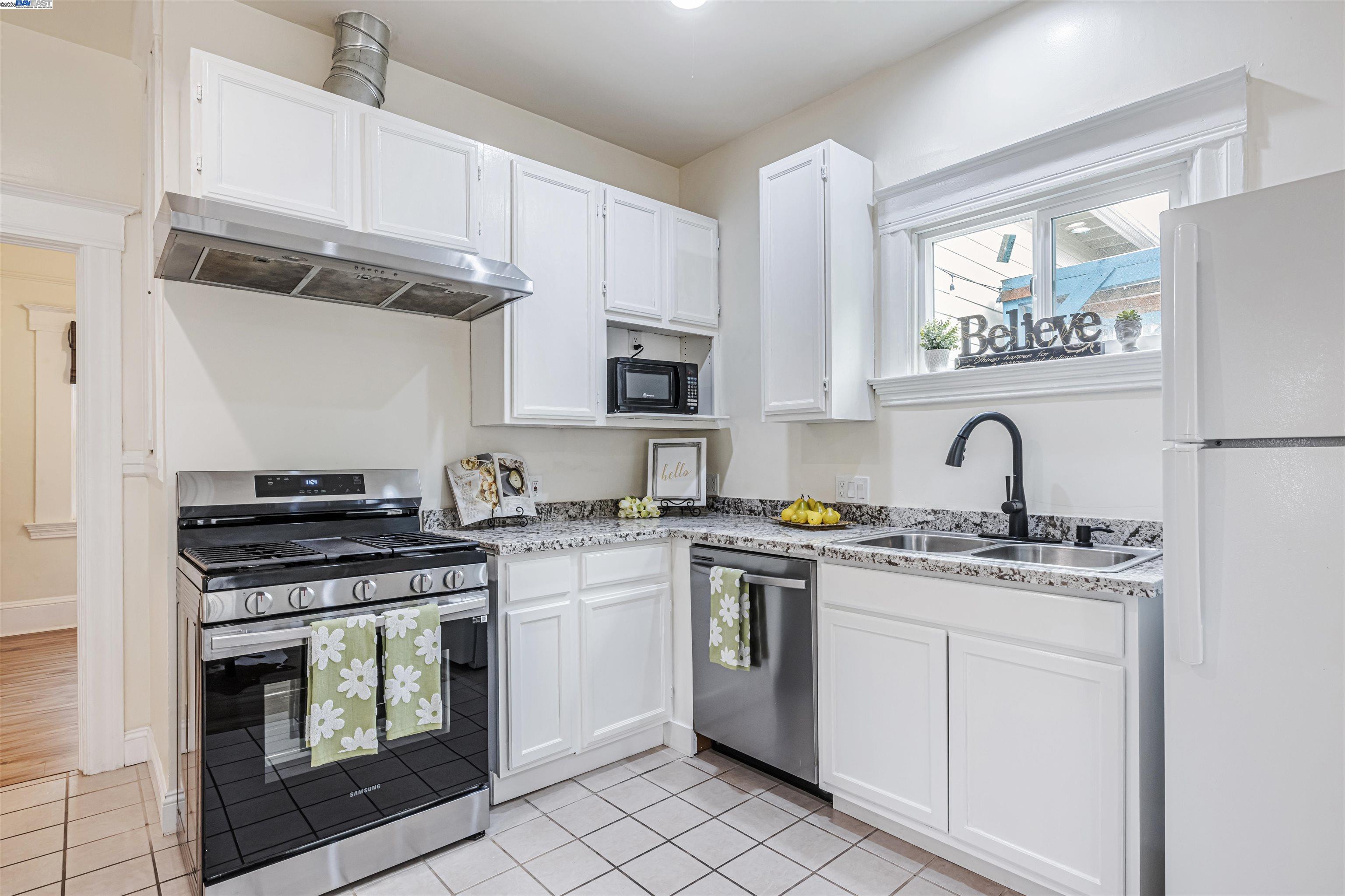 Detail Gallery Image 14 of 35 For 2211 24th Ave, Oakland,  CA 94601 - 2 Beds | 1 Baths