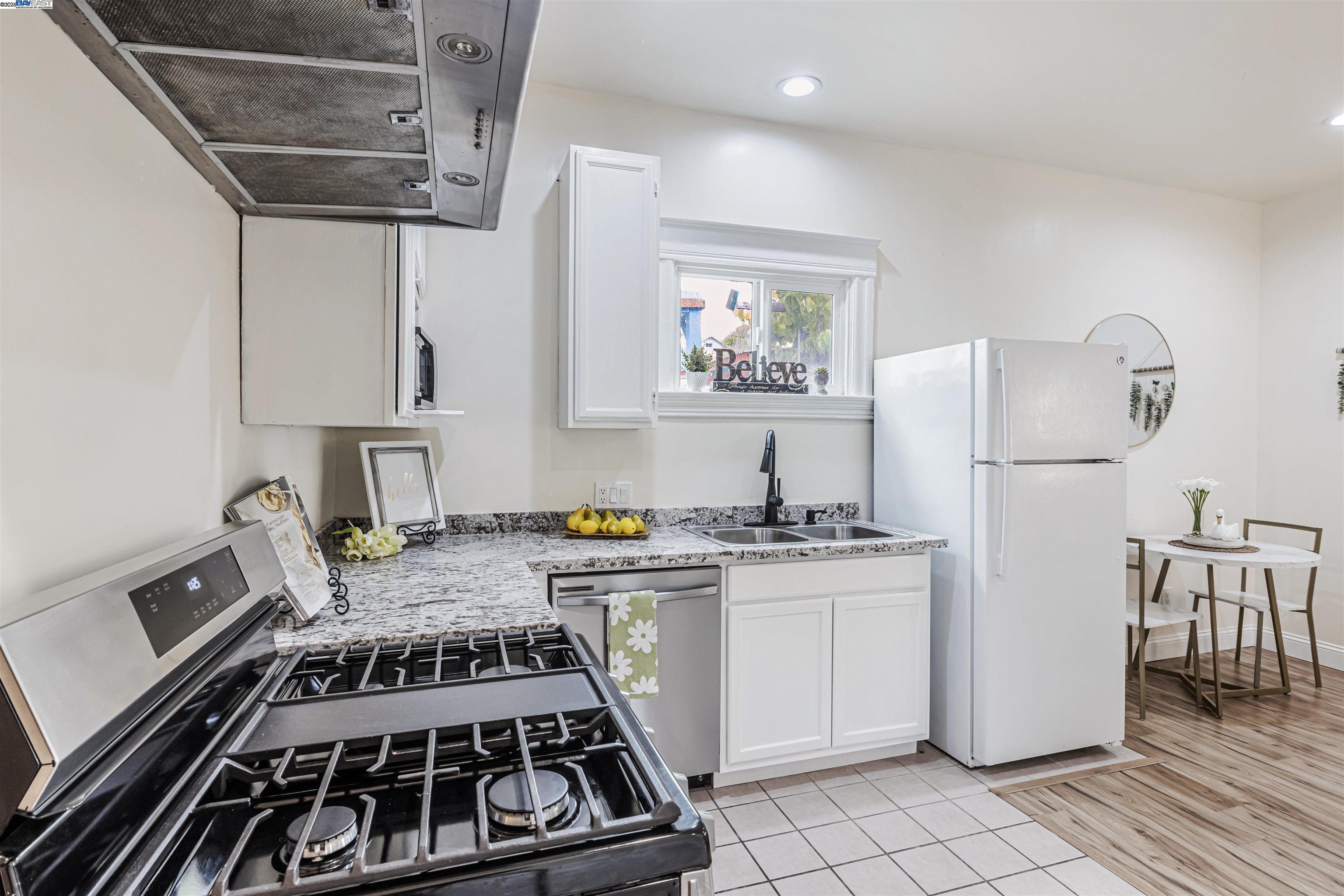 Detail Gallery Image 17 of 35 For 2211 24th Ave, Oakland,  CA 94601 - 2 Beds | 1 Baths