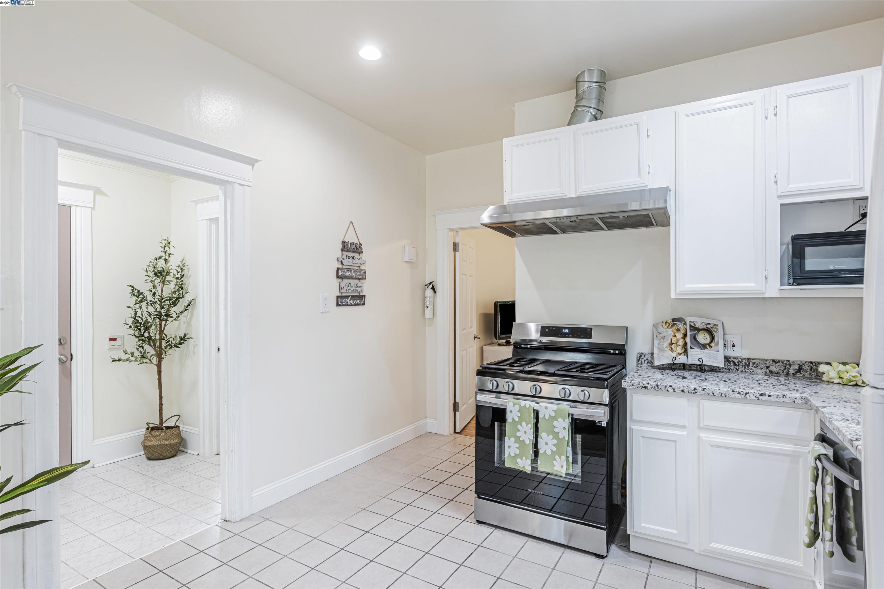 Detail Gallery Image 18 of 35 For 2211 24th Ave, Oakland,  CA 94601 - 2 Beds | 1 Baths