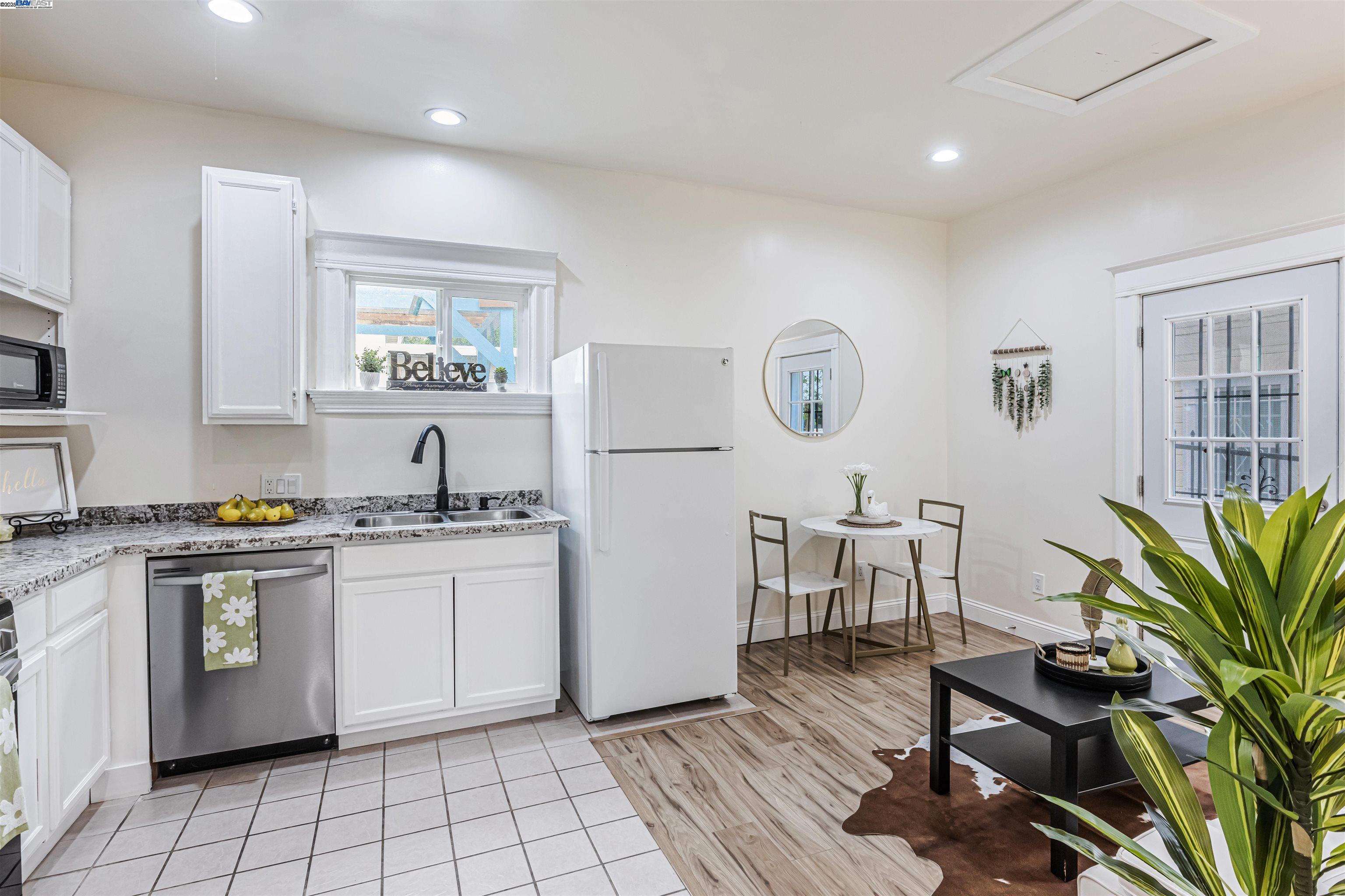 Detail Gallery Image 19 of 35 For 2211 24th Ave, Oakland,  CA 94601 - 2 Beds | 1 Baths