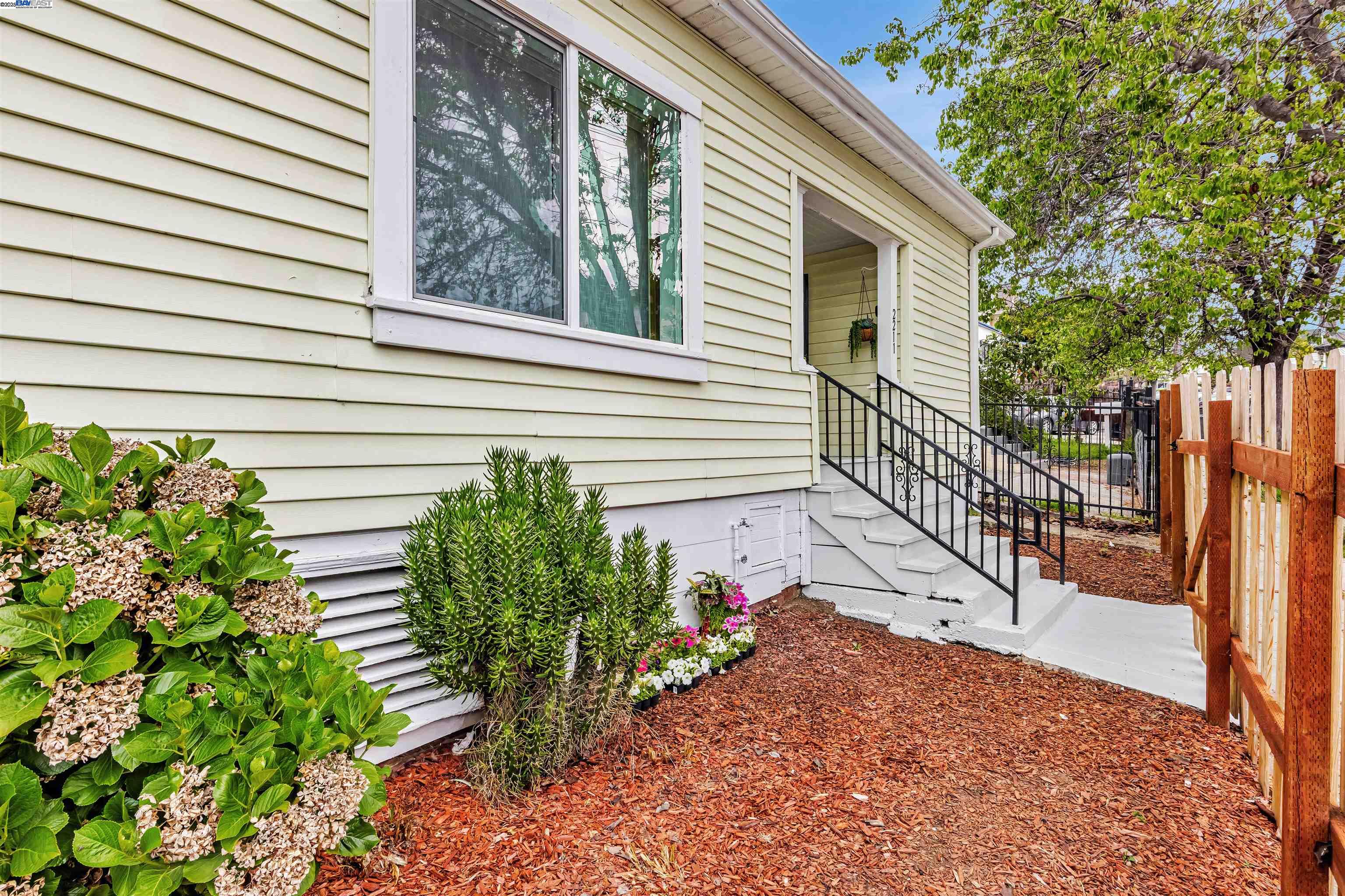 Detail Gallery Image 3 of 35 For 2211 24th Ave, Oakland,  CA 94601 - 2 Beds | 1 Baths