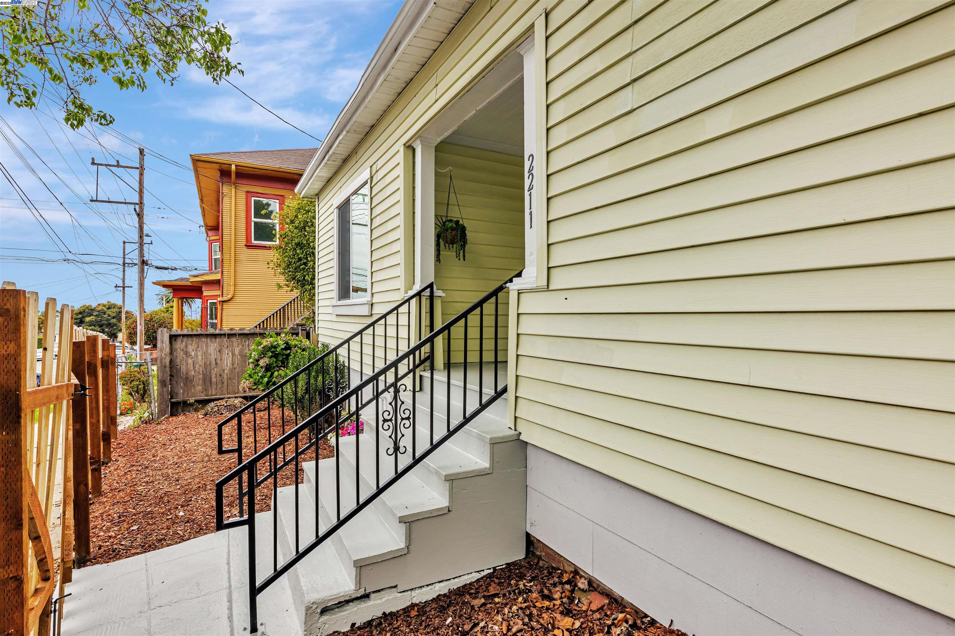 Detail Gallery Image 4 of 35 For 2211 24th Ave, Oakland,  CA 94601 - 2 Beds | 1 Baths